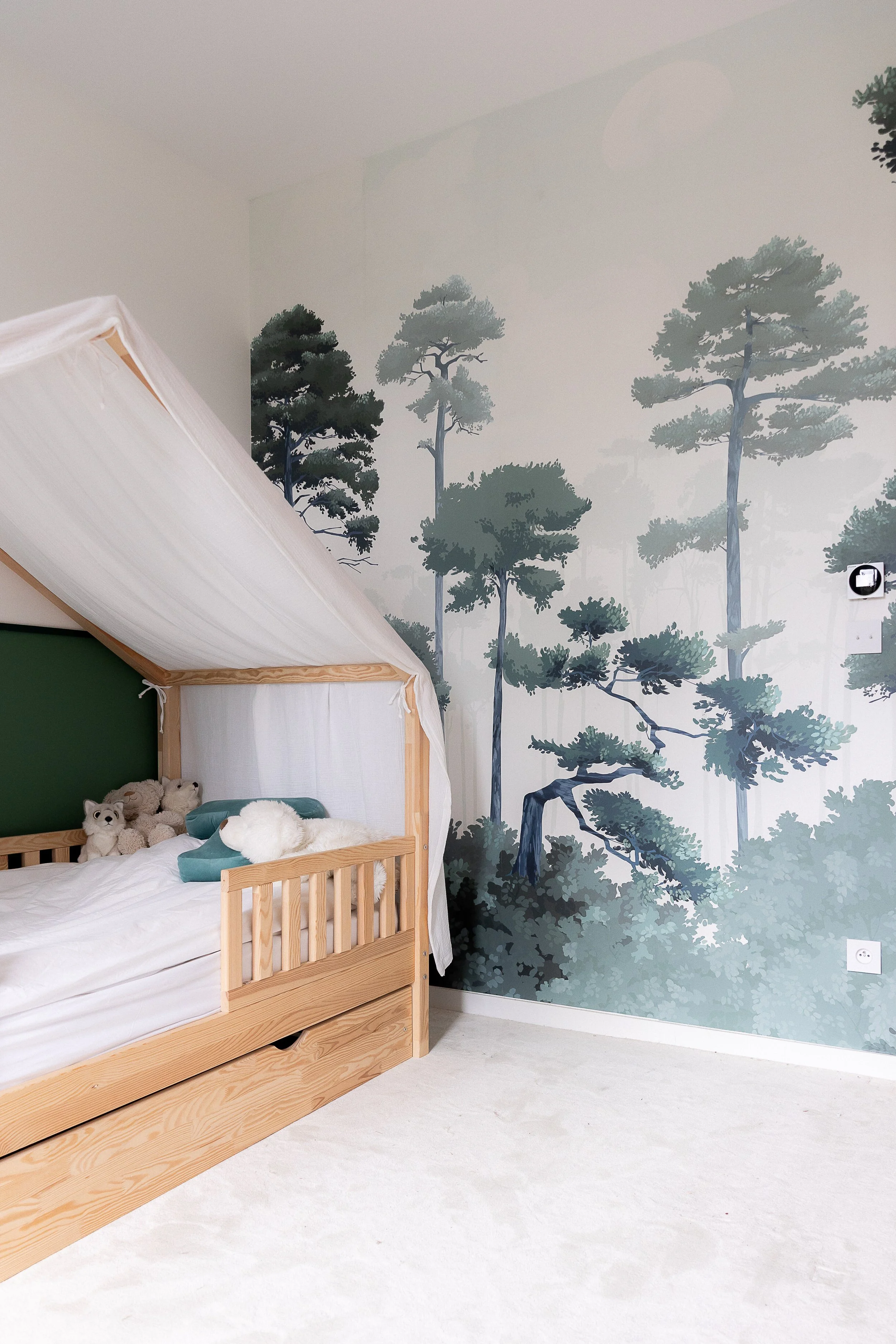 Chambre d'enfant entièrement refaite dans les teintes vertes avec papier peint assorti et lit cabane