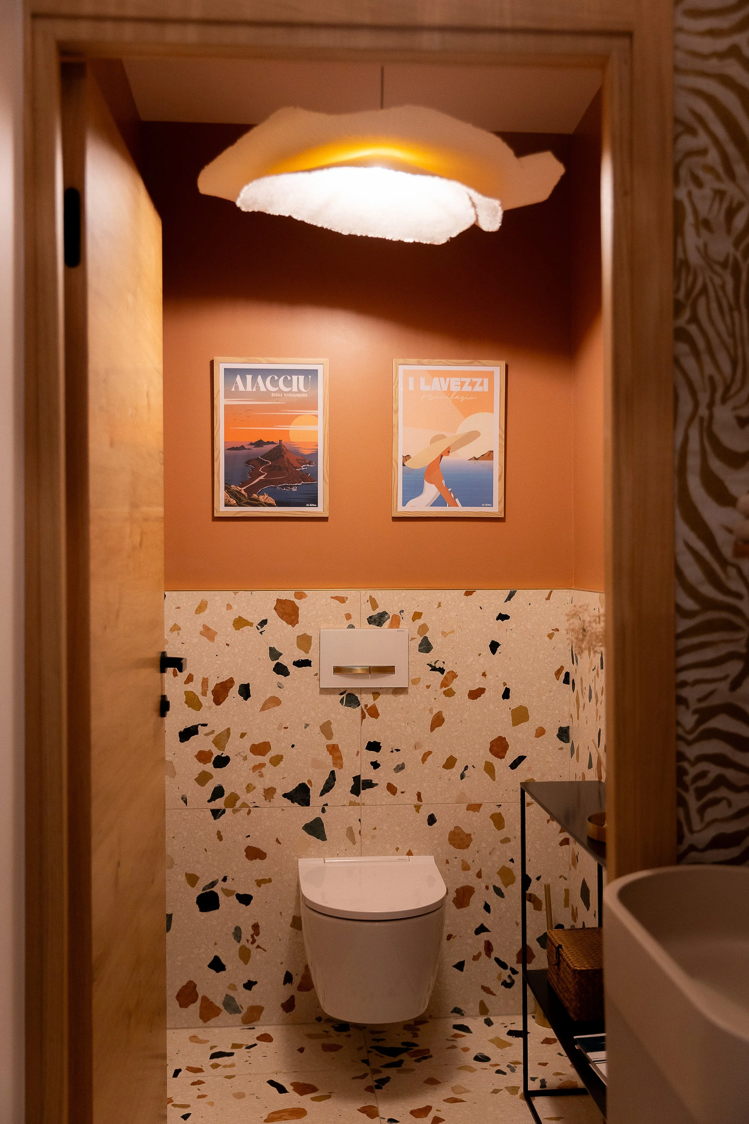 Toilettes entièrement rénové avec un terrazo et une peinture terracotta