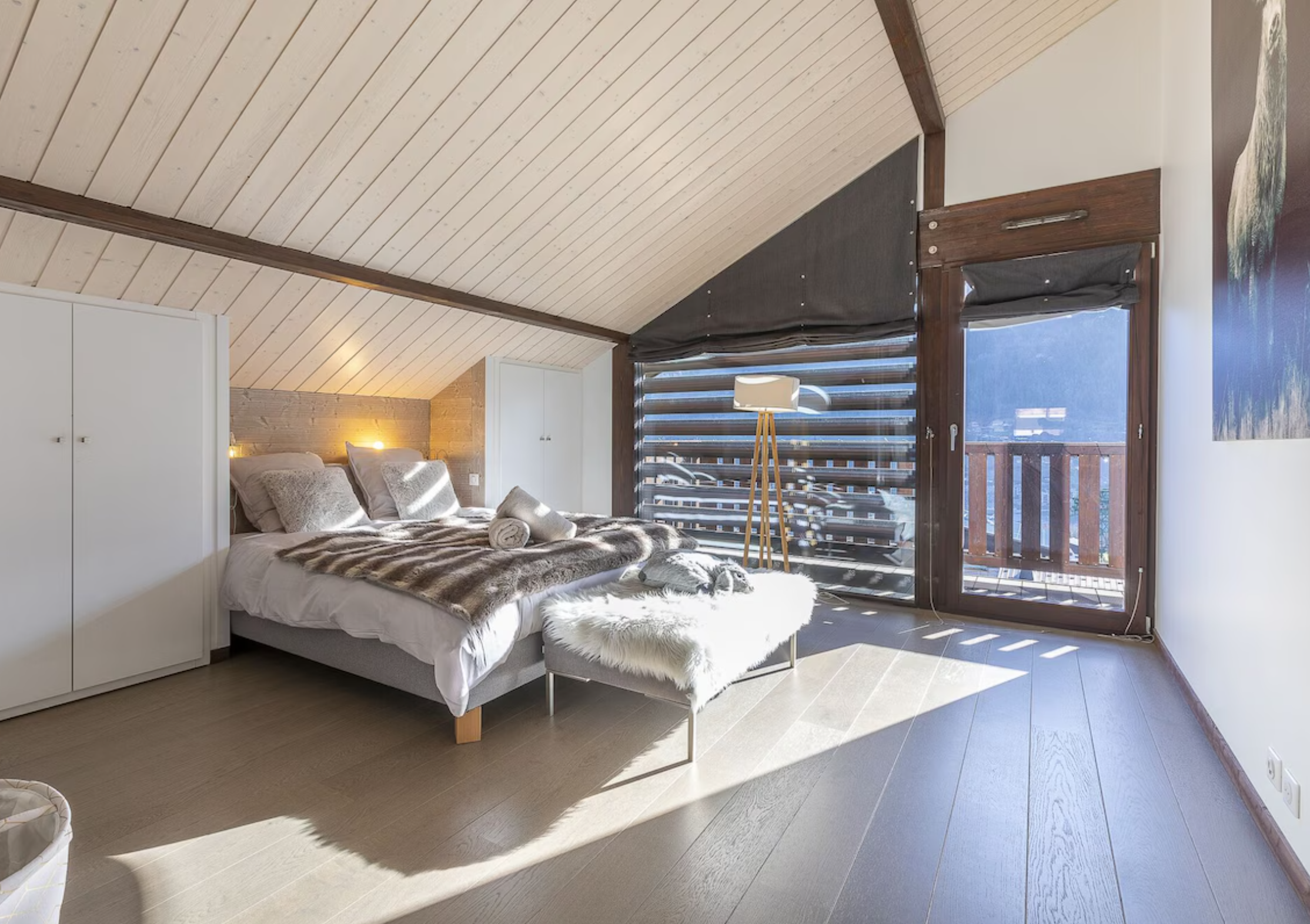 Chambre parentale avec grand lit et décoration peau de bête.