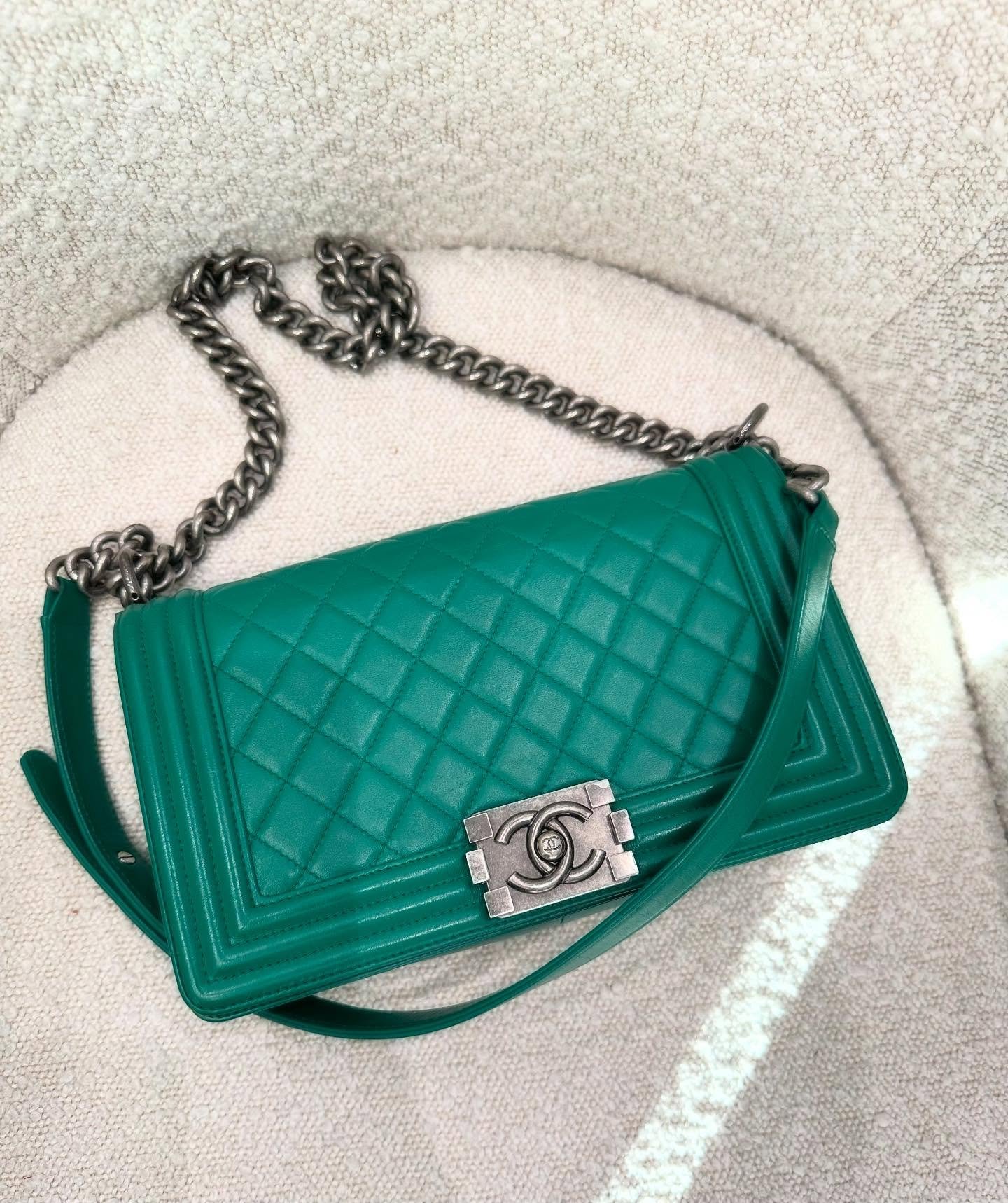 Medium Chanel boy bag authenticated size 25cm in excellent condition, 
for any more photos or information please DM or email 

#designer #luxury #highend #sustanablefashion #preloved #consignment #recycleyourstyle♻️ #recycle♻️