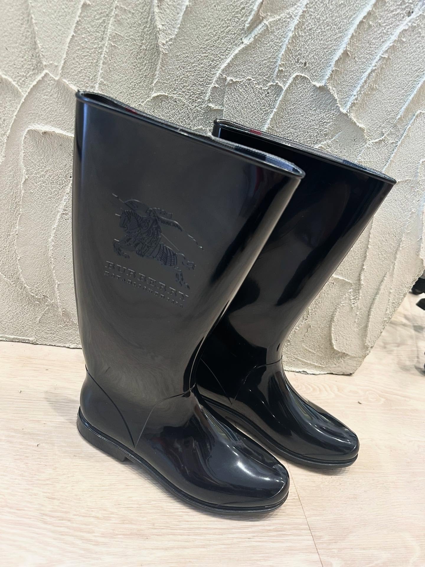 Splash Burberry gumboot size 39 with box DM inquiries. 

#designer #highend #luxury #preloved #consignment #recycle #sustainablity