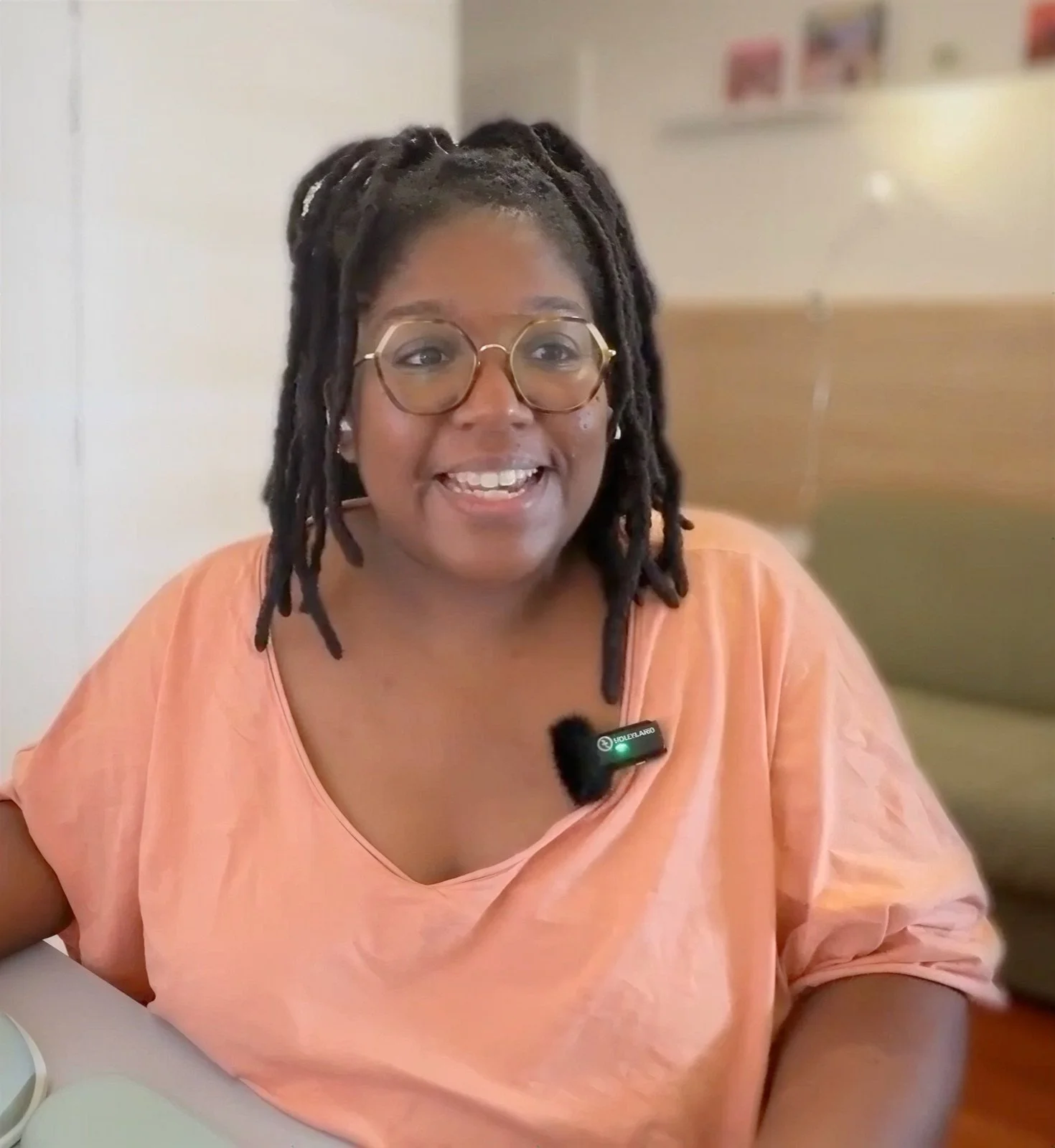 Jade Tonga, sourire en pleine conversation