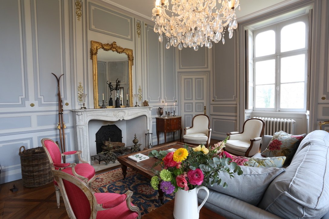 Salon for lounging with good company