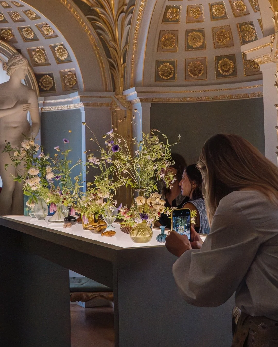 At Studiolo, renowned British florist Shane Connolly (@shaneconnollyandco) collaborated with Charles Ede (@charles_ede) to bring elegant and naturalistic floral design to life in ancient Roman glass vessels in the stunning Palm Room at Spencer House.