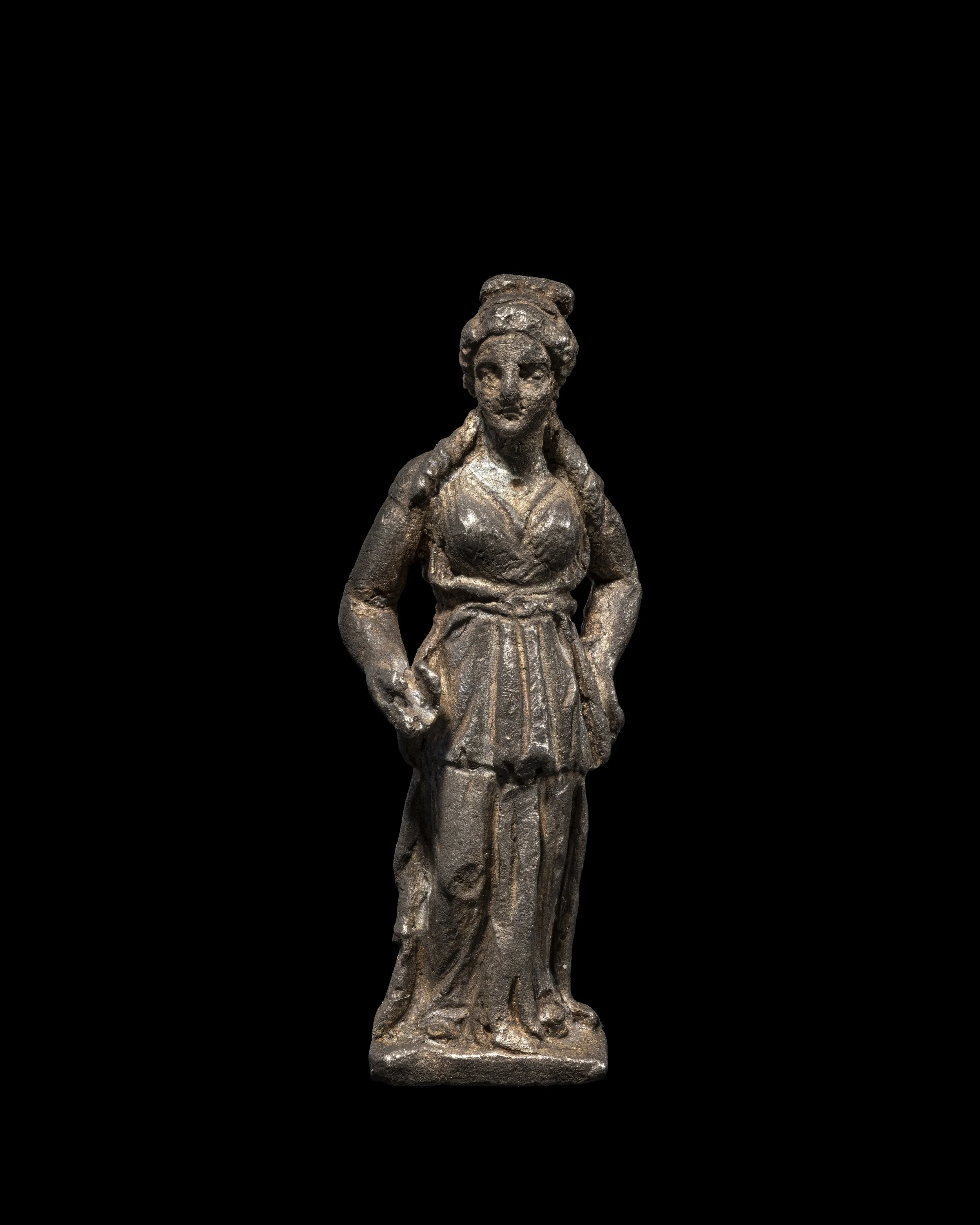  A Greek silver statuette of a goddess, 
Hellenistic, c. 1st century BC 
silver  
height: 4.3 cm 
