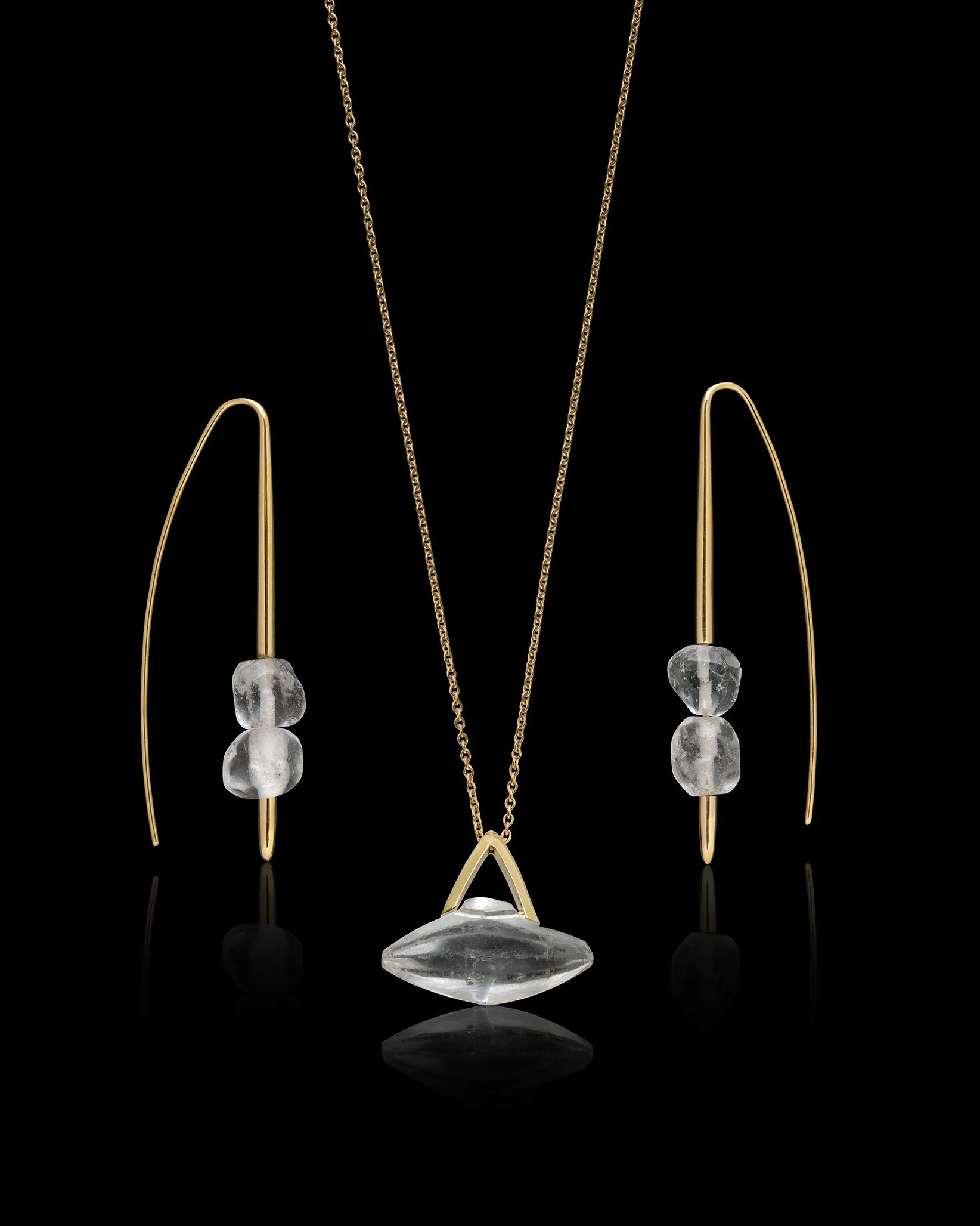  A modern 18 carat gold jewellery group set with rare Islamic rock crystal beads , 7th–9th Century 
gold and rock crystal  
length of earrings: 4.8 cm;  width of pendant: 2.3 cm 

