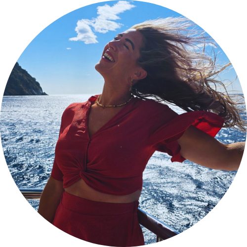 Vrouw met bruin haar haren wapperen in de wind, Sankalpa Flow