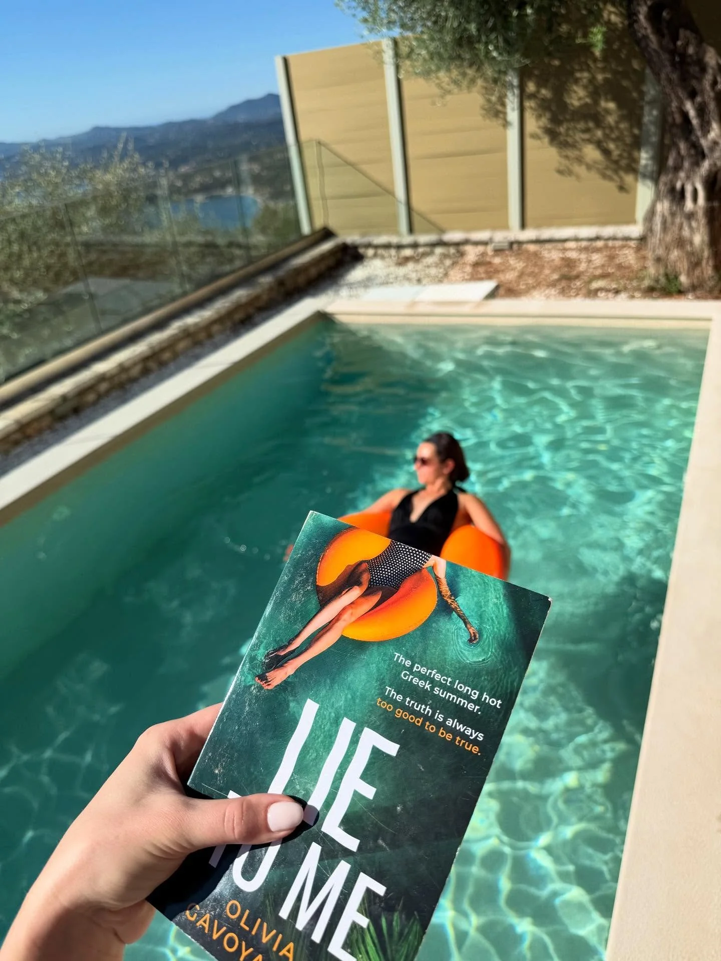 After years of writing about Corfu from London I finally took Lie To Me home 🇬🇷 and obviously the rubber ring had to come too ☀️

#SummerReads #NewBooks #Bookish #BooksBooksBooks #Bookstagram