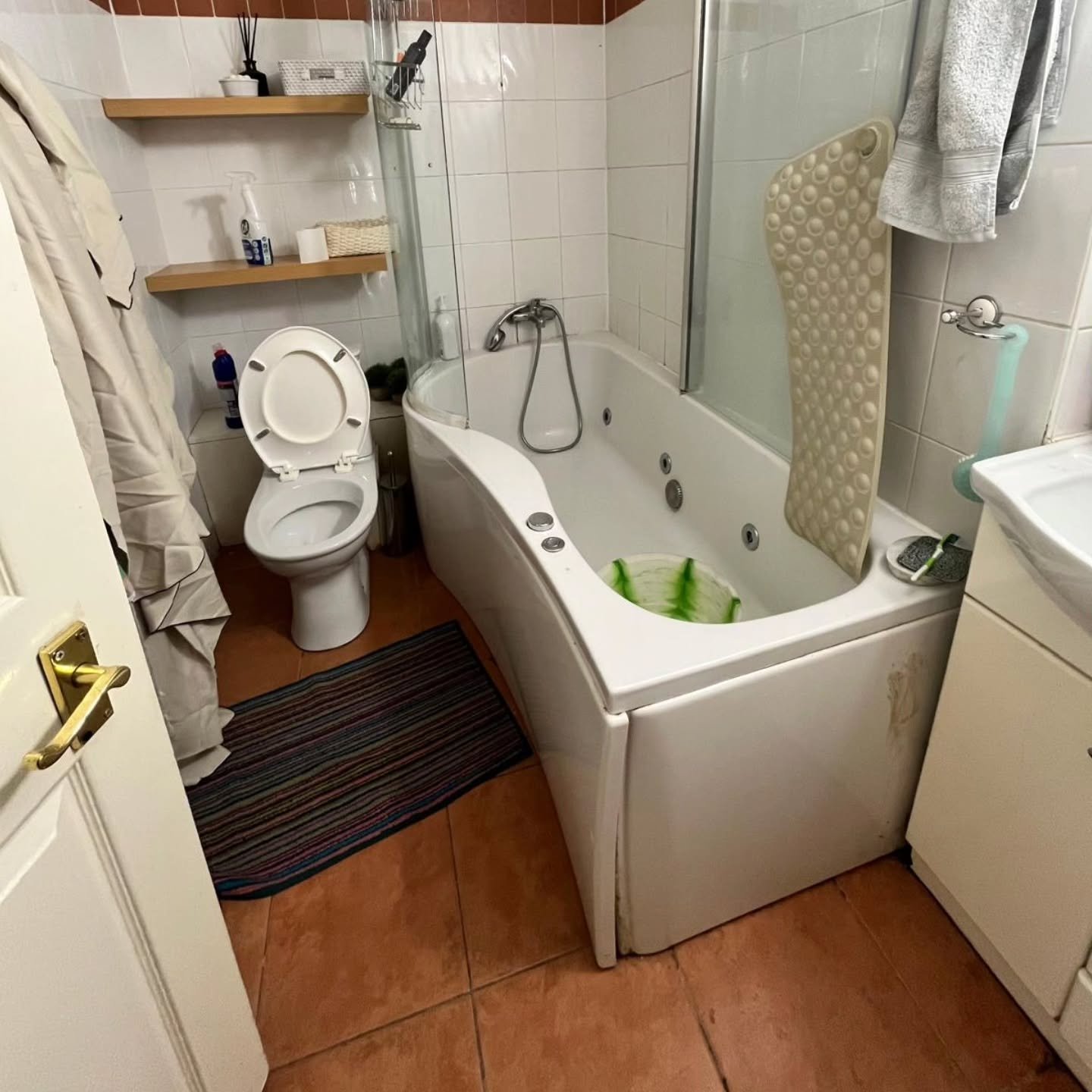 Before and after - full bathroom makeover!
#hometransformation #londoninteriors #londonrefurbishment #dreamhome #dreamspace #freshnewlook #refurbishandstyle #interiordesign #interiorinspo #renovation #renovationproject #propertyinvestment #homeimprov