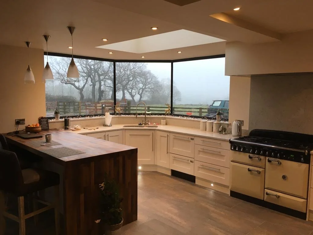 U Shaped Kitchen with Shaker Style Door, T-Bar Handles, Wooden Worktop