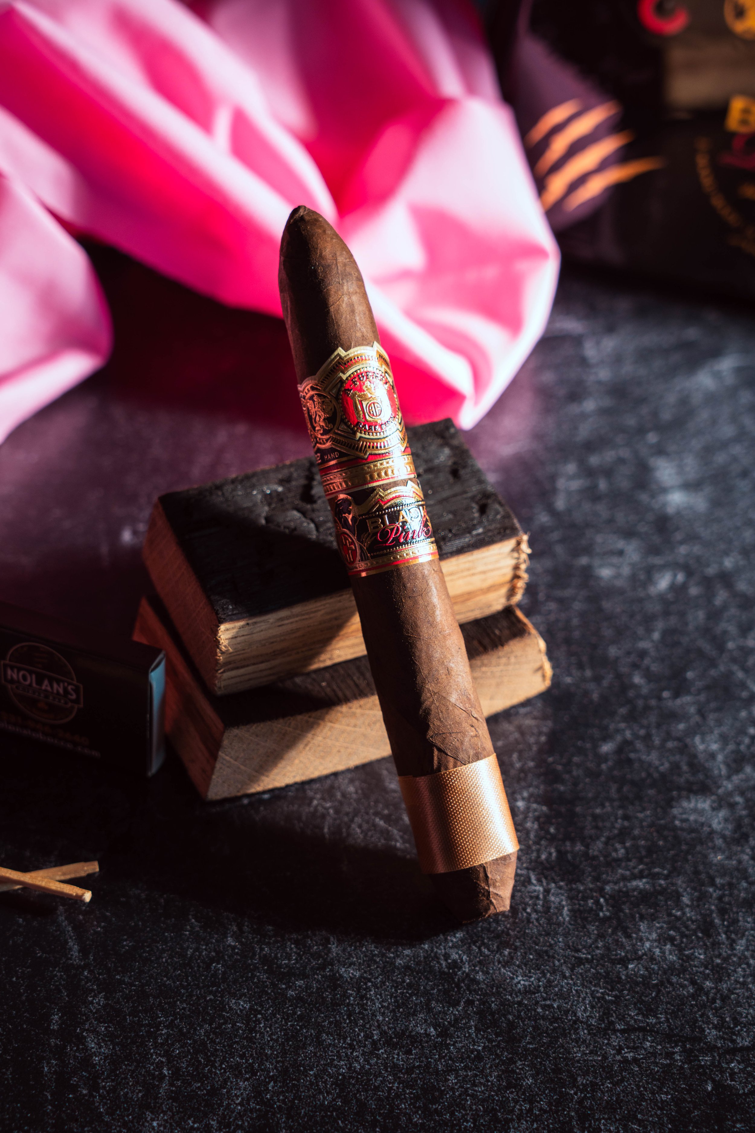 Fuente-Black-Pink-02.jpg