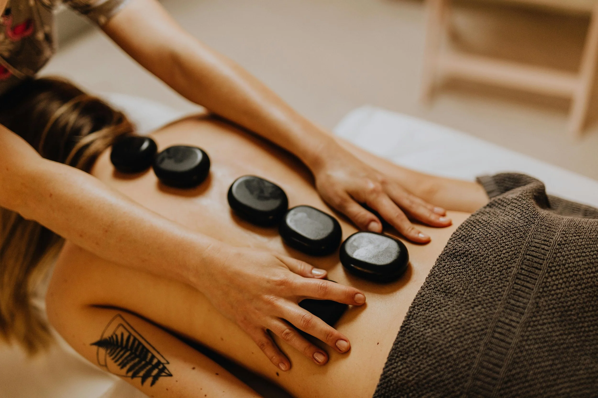 Hot-Stone-Massage auf einem Rücken