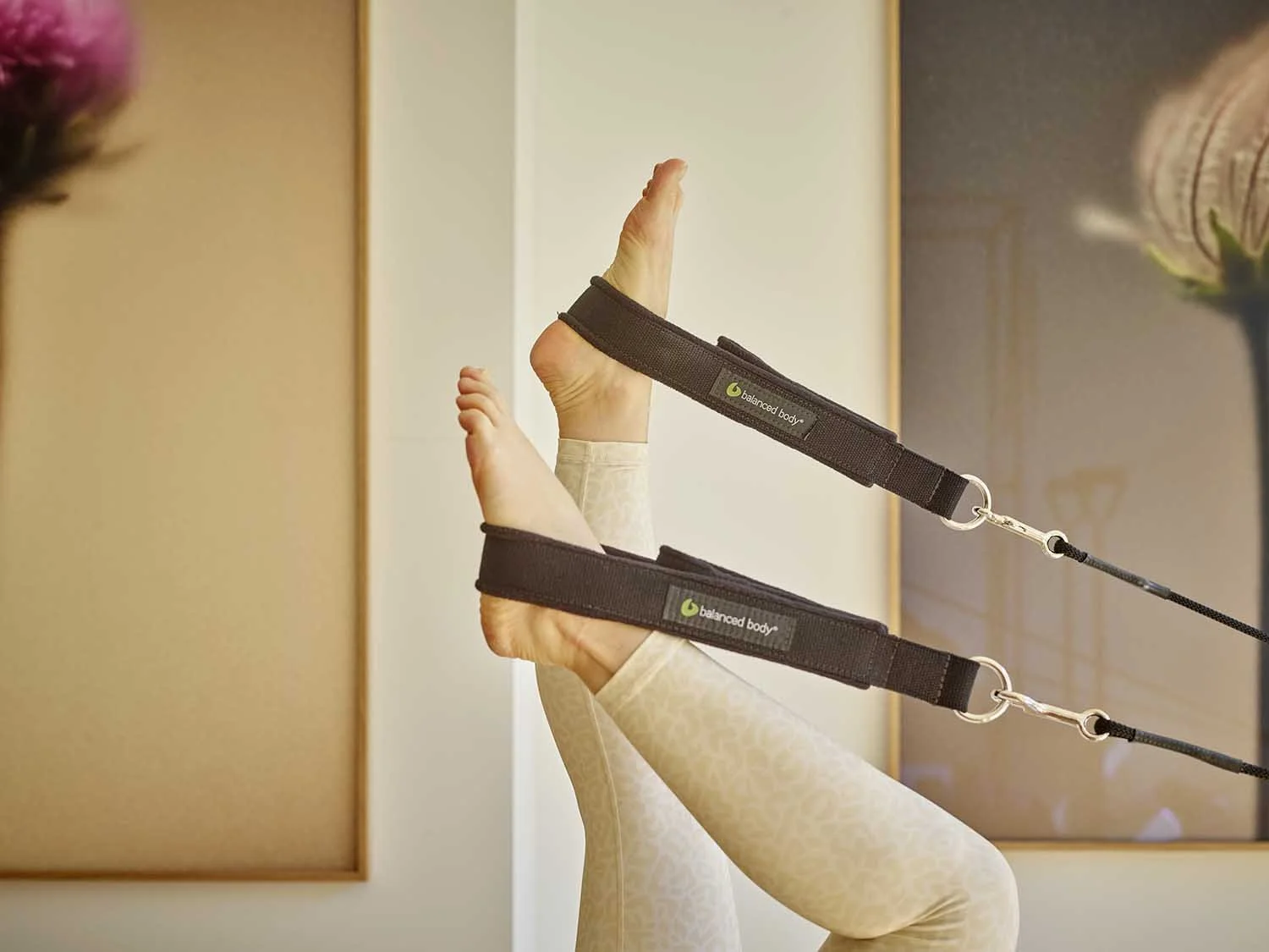 Person macht Yoga oder Pilates mit parallelen Bändern in Innenraum