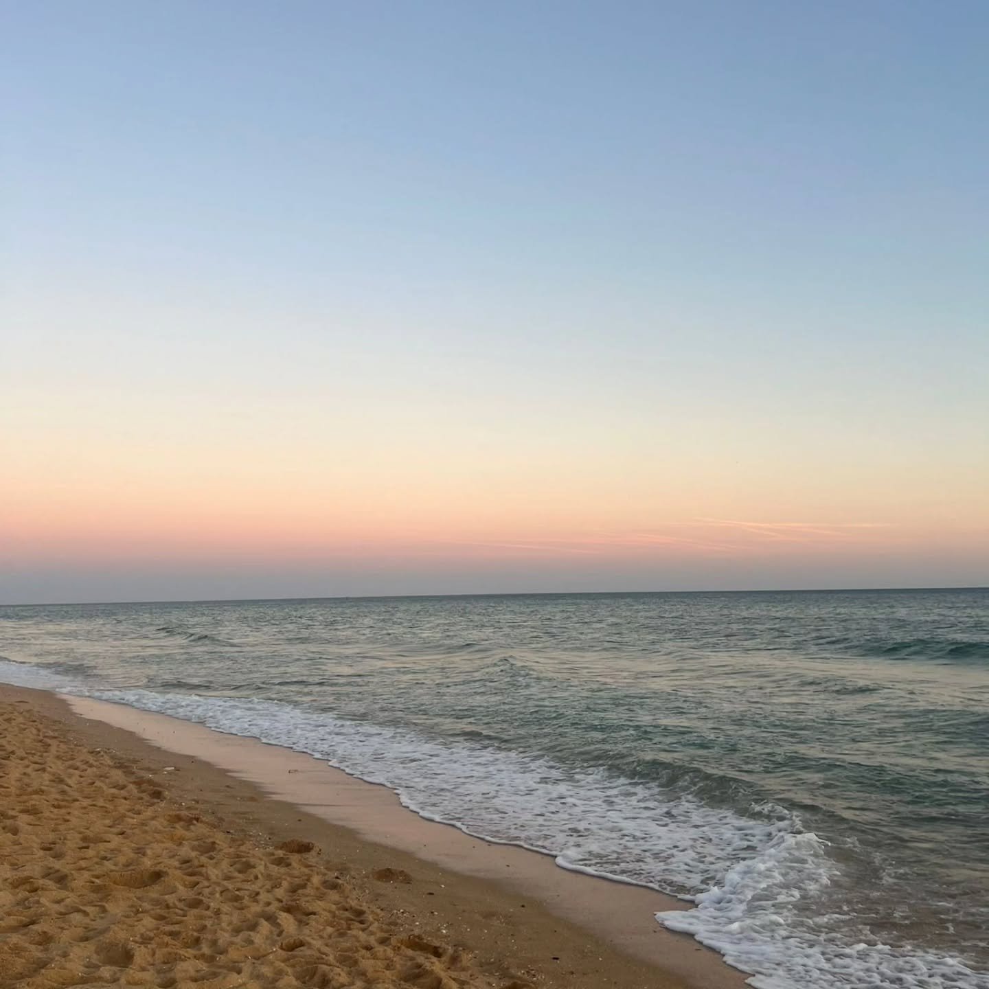 After a tough day of rolling on the mats, nothing beats relaxing to the sound of the waves. 🌊🥋
.
.
.
#AlgarveFightAcademy #BJJ #JiuJitsuLifestyle #TrainAndRelax #BeachVibes #Oss #MartialArtsJourney