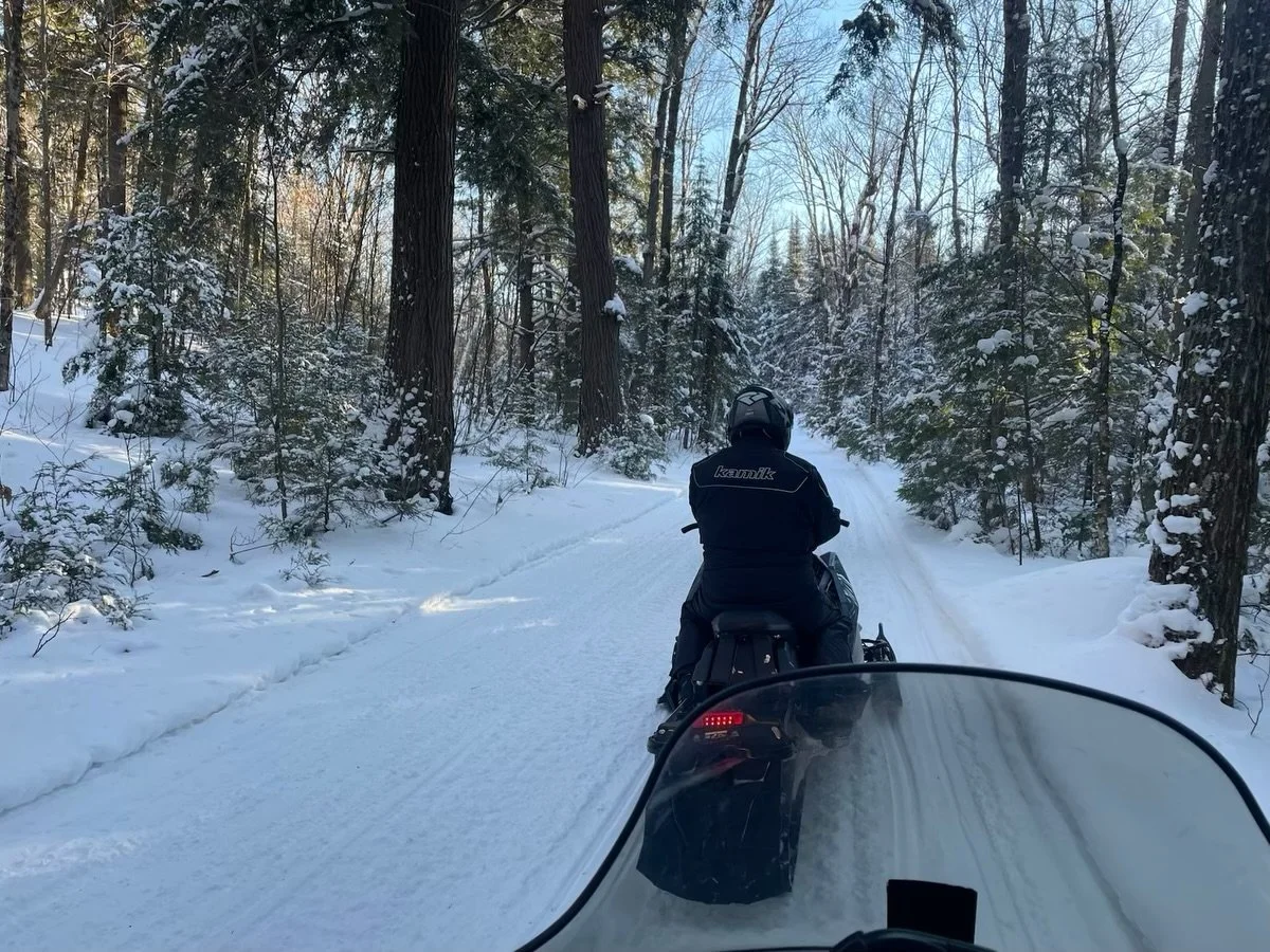 ❄️ Snowmobile Days &rarr; Sauna Nights 🔥

Snowmobilers love the easy setup &mdash; ride directly from the driveway onto OFSC trails (no trailering needed). The large driveway easily fits trucks and sled trailers, making it perfect for group or multi