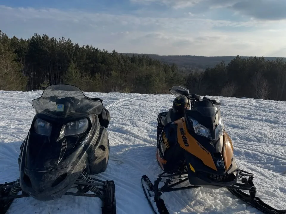 Winter is better when it&rsquo;s shared 🤍

Warm up in the private sauna, cozy up by the wood-burning fireplace, and make memories after days outdoors ❄️🔥

Snowmobilers &mdash; ride directly from the driveway onto OFSC trails (no trailering!). Plent