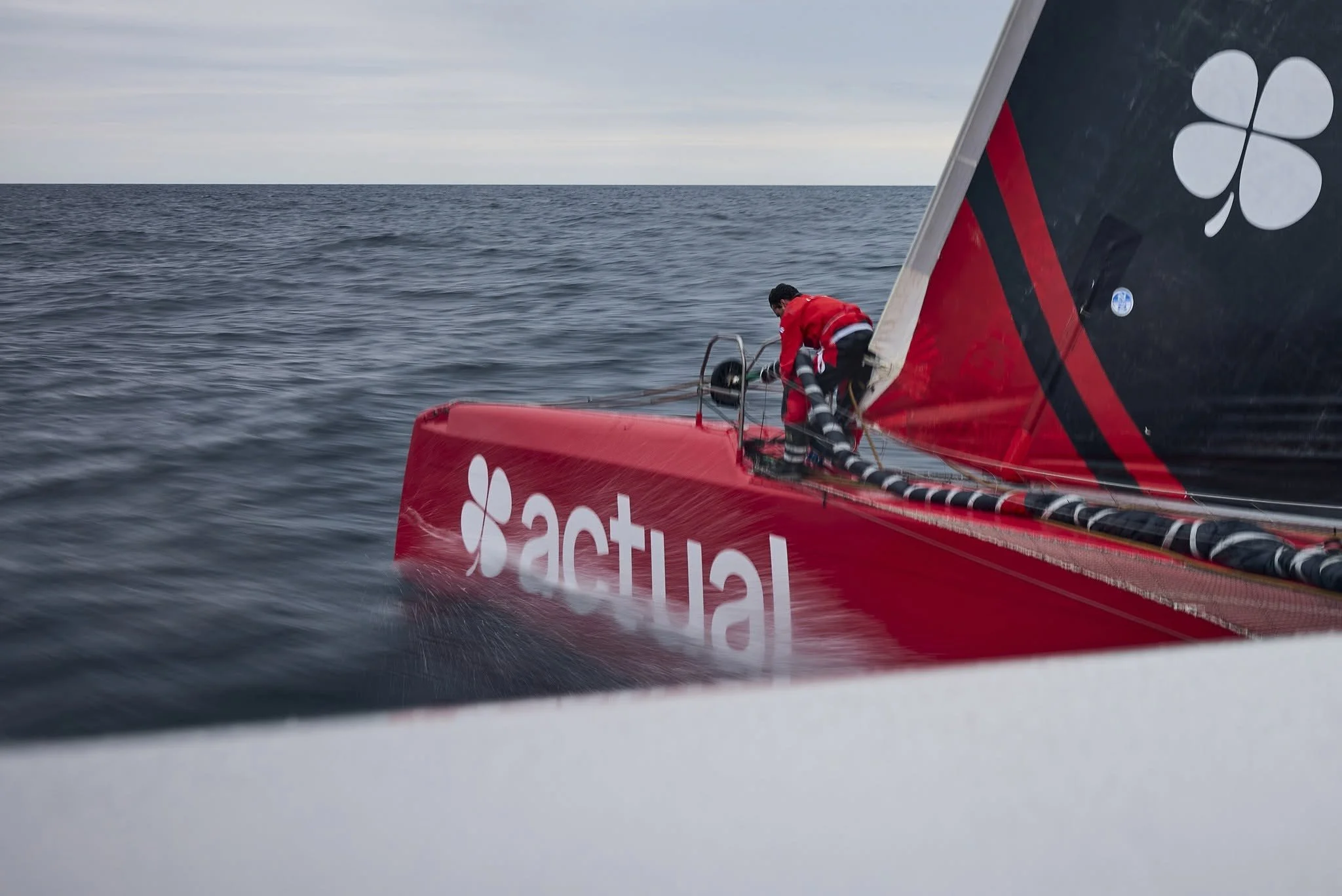       
  
     ACTUAL ULTIM 4 POURSUIT SON ÉVOLUTION AVEC UN NOUVEAU MÂT   À la pointe de l'innovation, Actual Ultim 4 franchit une nouvelle étape majeure. Moins d'un an et demi après le rachat du trimaran au Gitana Team, Anthony Marchand et son équi