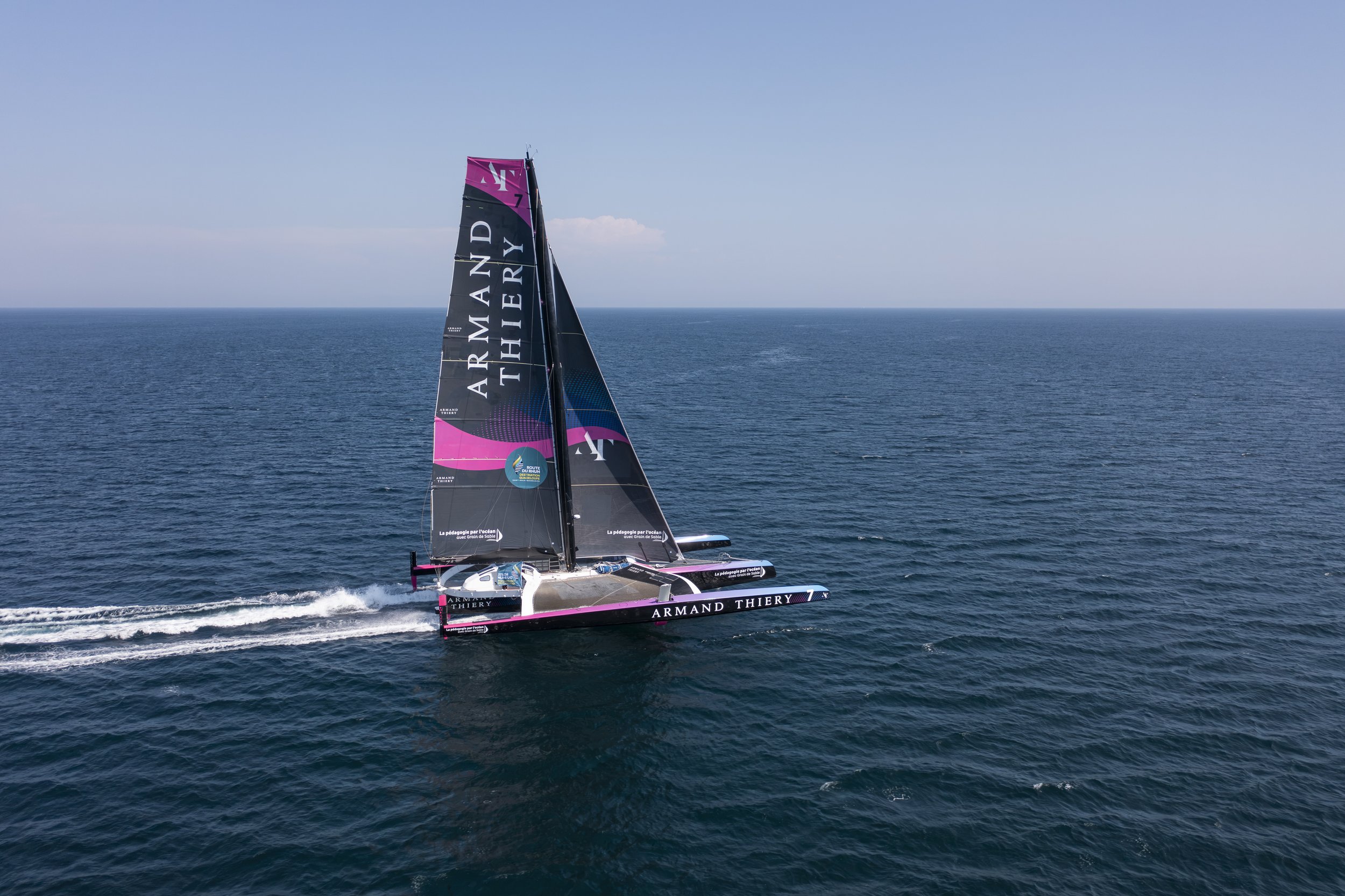       
  
     LOUIS BURTON EXPLIQUE SES PREMIERES NAVIGATIONS EN ULTIM.   Quelques semaines après sa mise à l'eau estivale, le skipper Louis Burton lève le voile sur ses tout premiers bords à bord de son impressionnant trimaran ULTIM. Entre découver