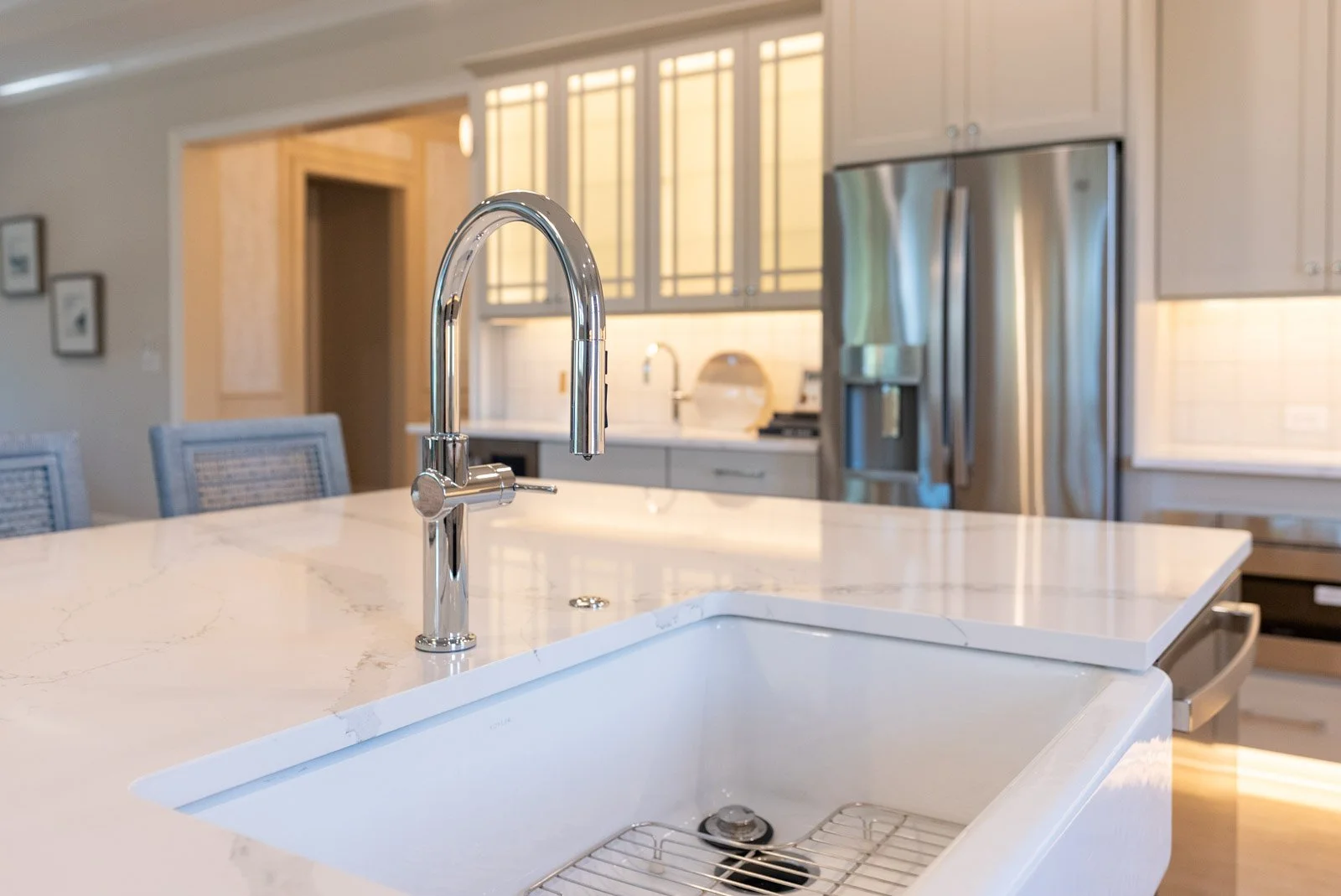 white farmhouse style kitchen sink
