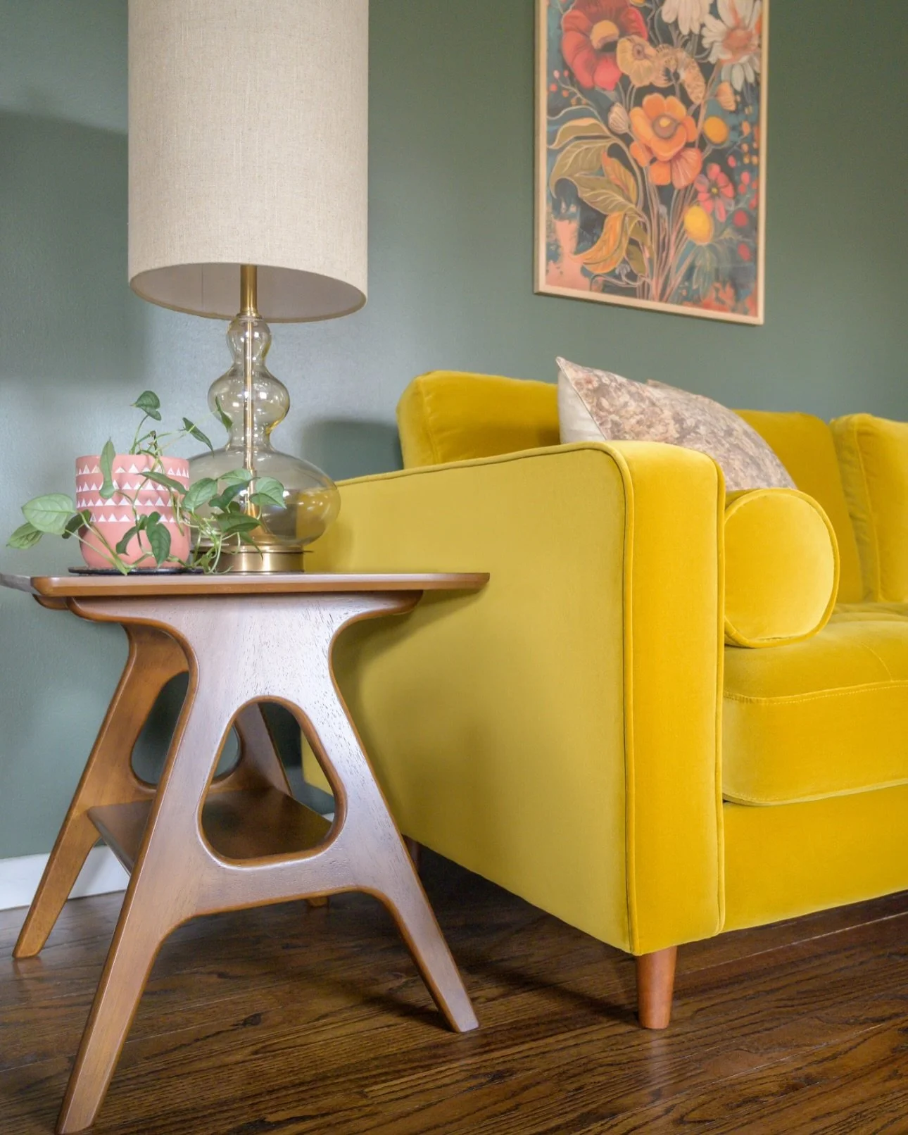 Mid-century modern design (my favorite style) is known for its clean lines, functional form, and a focus on bringing the outdoors in. 

Five unique elements of MCM:

+Organic Shapes: Furniture pieces often feature smooth, rounded, or asymmetrical sha