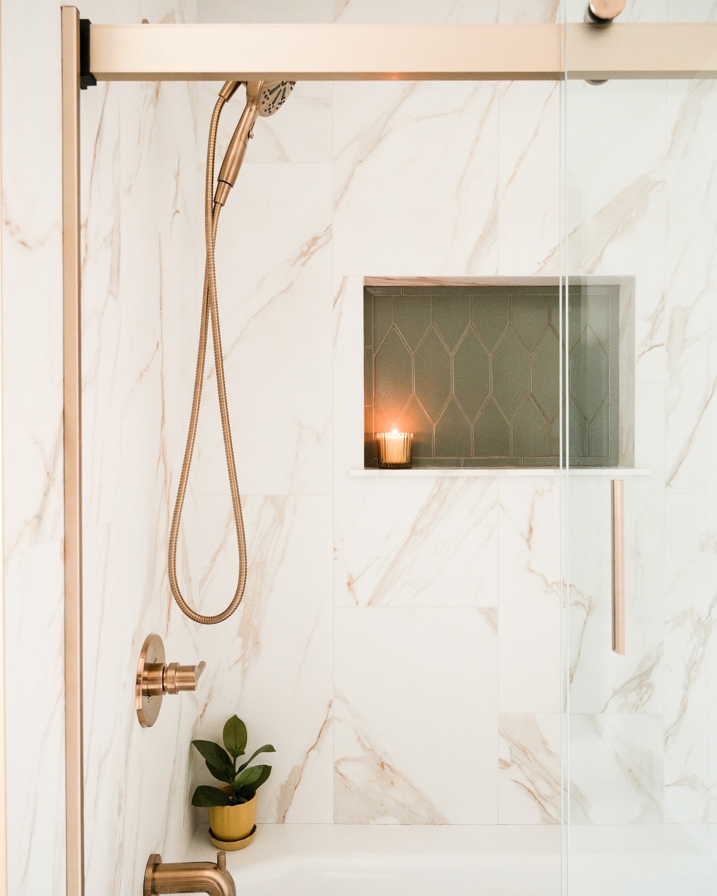 The makeover we gave this shower though 🤯 Beautiful matte porcelain tiles with rich brown veins complement the warmth in the teakwood vanity while the brass fixtures add elegance and a luxurious feel. Contact @hartleylane_interiors to design your dr
