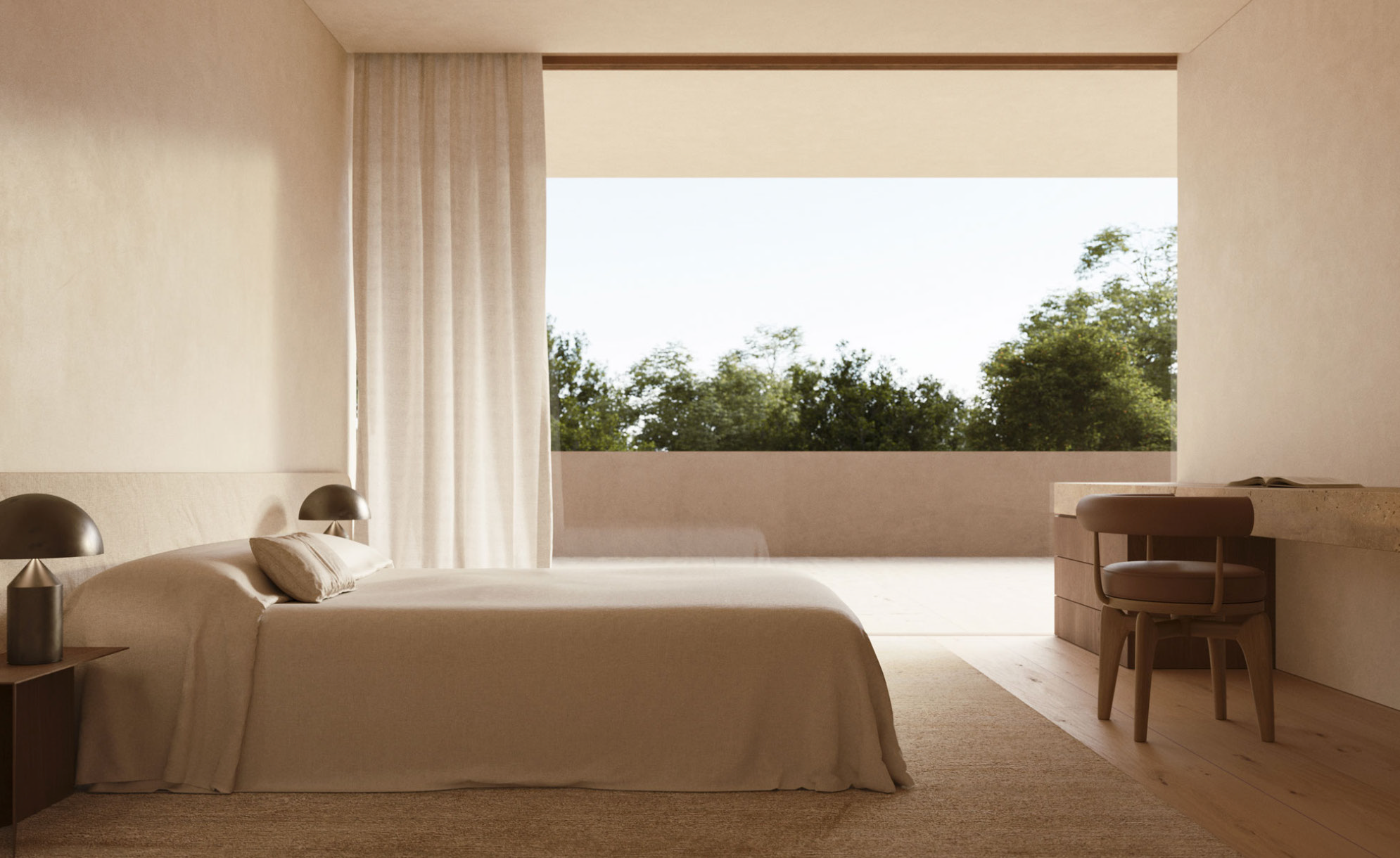 Minimalistisch hotelkamer met groot open balkon, uitzicht op groene bomen, beige muren, bed met wit beddengoed, nachttafel met lampen, bureau met stoel.