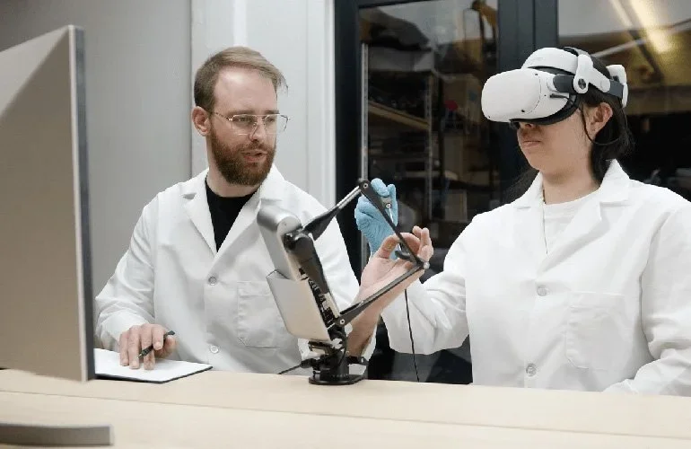 Haply wird seinen haptischen Controller zusammen mit „MoveItPro“ PickNikanbieten