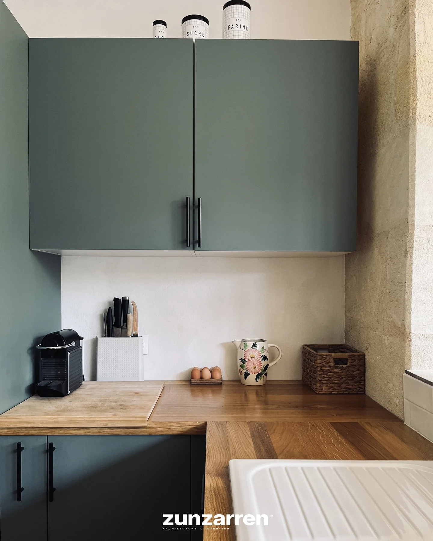 &bull; MAISON GEORGE V &bull; LA CUISINE

Fin 2022, on a achet&eacute; notre maison : une &eacute;choppe de 105 m&sup2; &agrave; Bordeaux, ancien cabinet dentaire, avec beaucoup de potentiel, mais sans cuisine, ni salle de bain. Il a donc fallu imagi