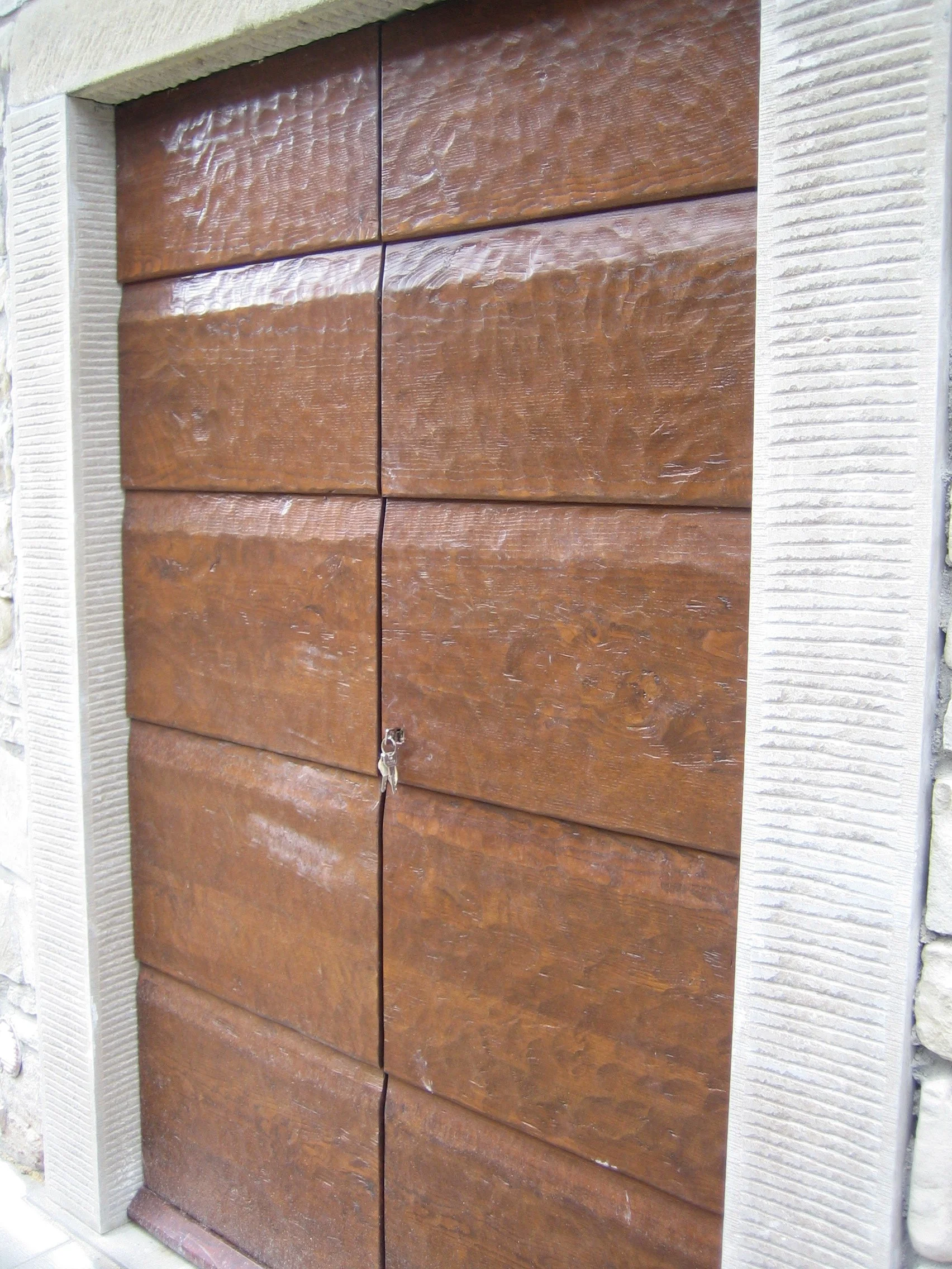 Porta in legno con catenaccio