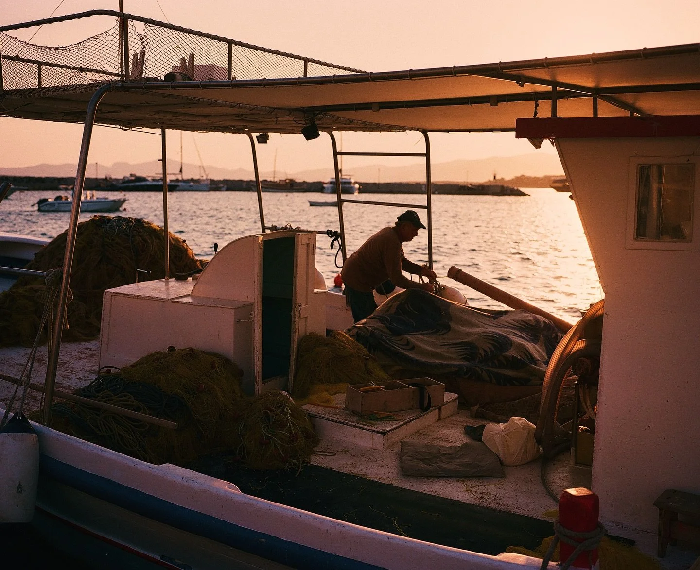 Spot the analog shots vs the films 👀🎞️
Who&rsquo;s team analog, who&rsquo;s team digital ? 😅
🇬🇷📸🙋🏻&zwj;♂️

#fujifilm #gfx #mamiya7ⅱ #digital #filmpgotography