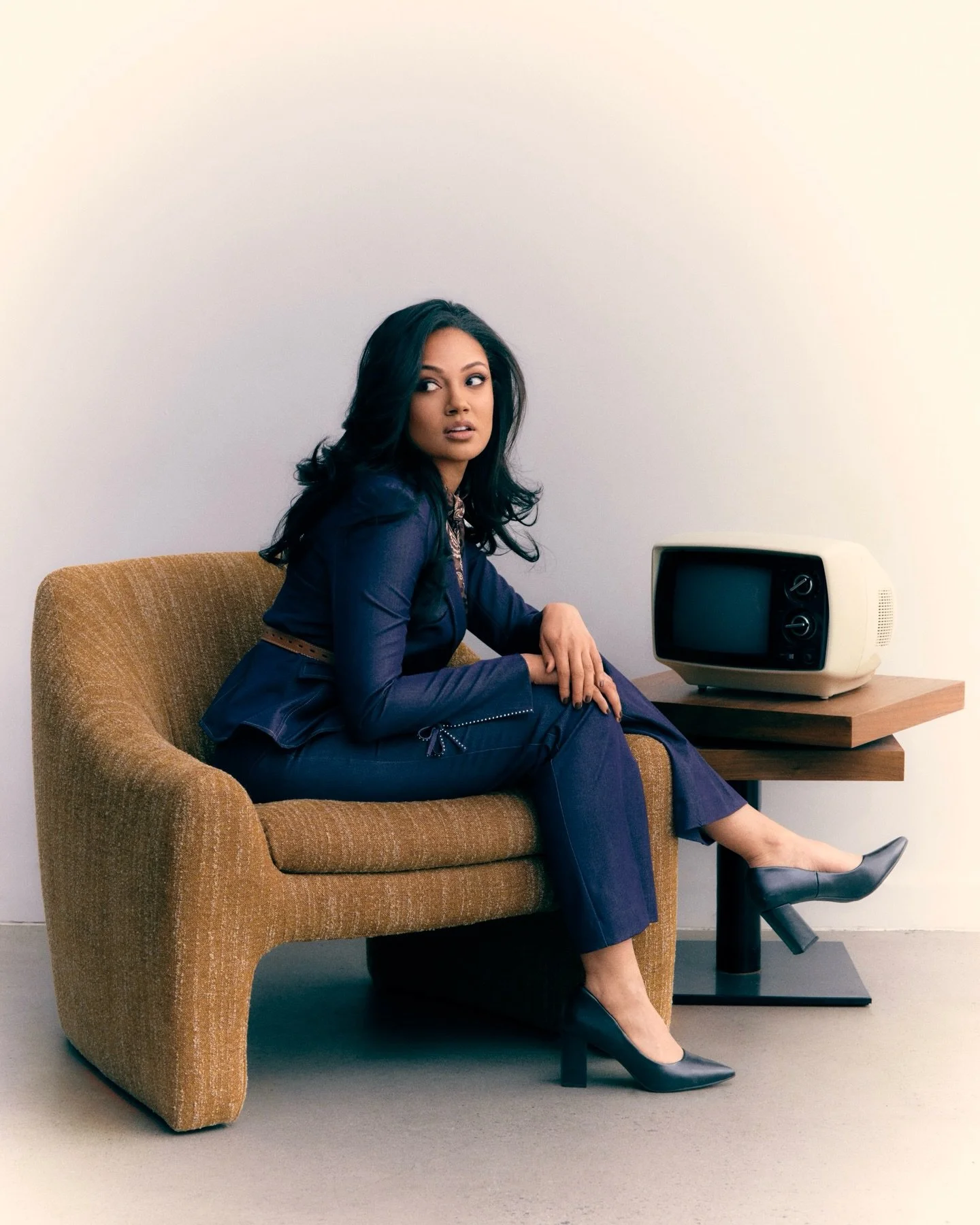 Nice series with @jamiecforbes 📺
DM to book your photoshoot with me! 📸
Hair: @dvnikabeauty 
MUA: @jessicaxreyes_