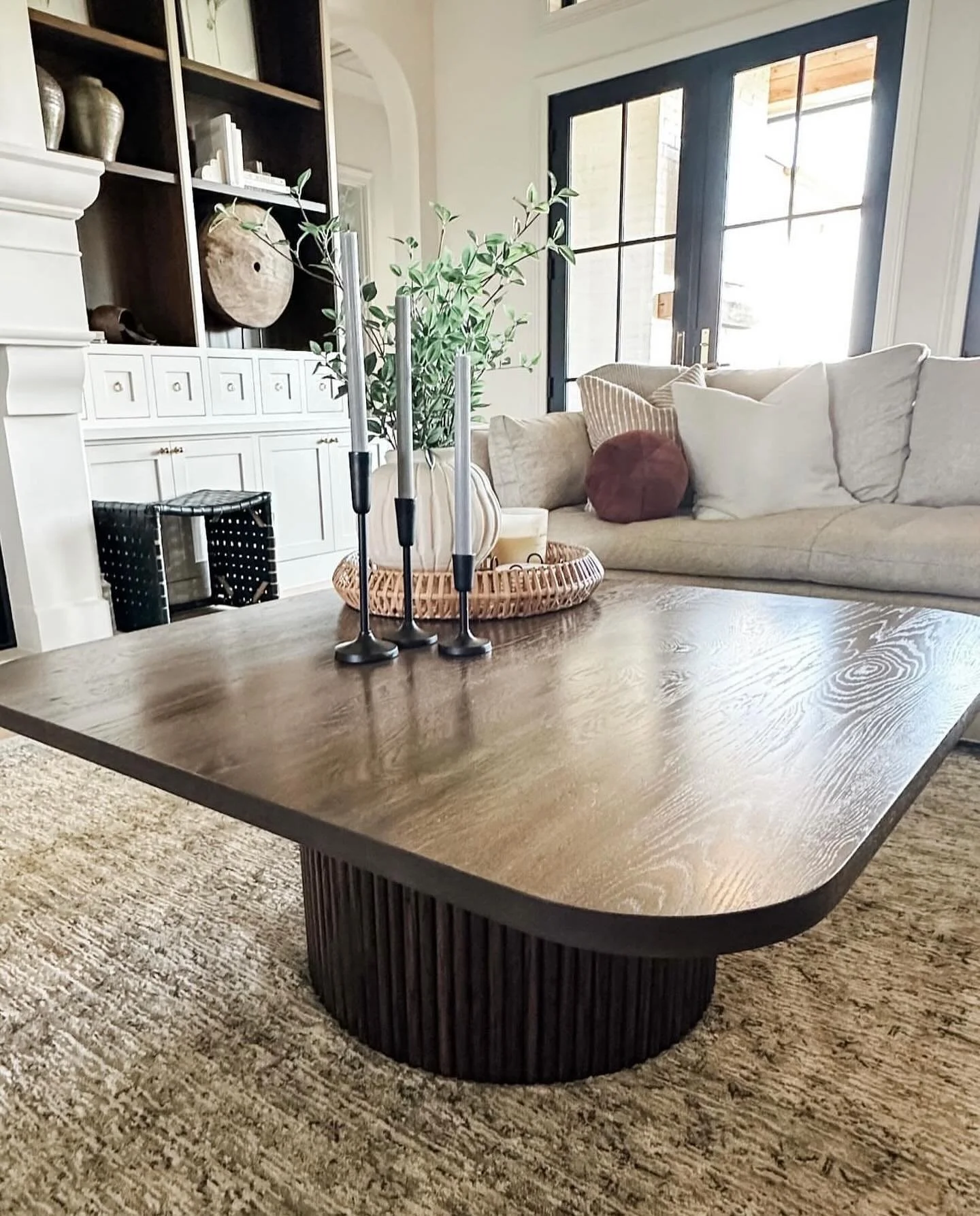 Check this fun little coffee table we build for @baileylowe.design! Solid white oak with an awesome reeded base. Made to order in any possible size you could want!
-
#whiteoak
#coffeetable
#livingroomdesign
#moderninteriordesign
#customfurniture
#bes