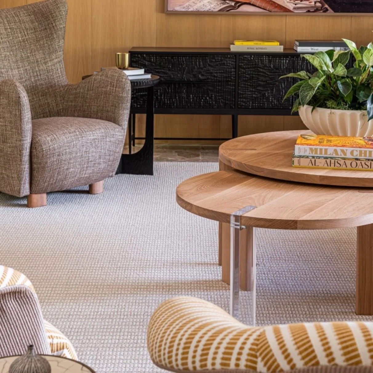 A beautiful room by @alexispearldesign that includes our custom white oak nesting tables. The acrylic leg was a definite new challenge that turned out awesome!
-
-
-
#nestingtables
#coffeetable
#moderndesign
#whiteoak
#custominteriors
#customfurnitur