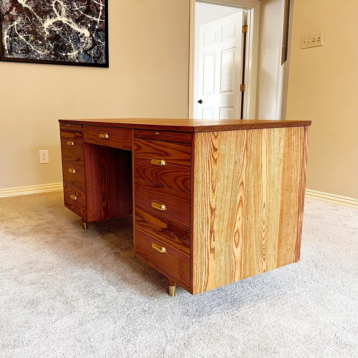 Our last piece from our little garage workshop! A custom MCM desk with a Reeded front and brass details. An absolutely epic (late) Christmas gift, don&rsquo;t you think?
-
-
-
#mcmdesk
#midcenturymodern
#officedesign
#midcenturyoffice
#customfurnitur