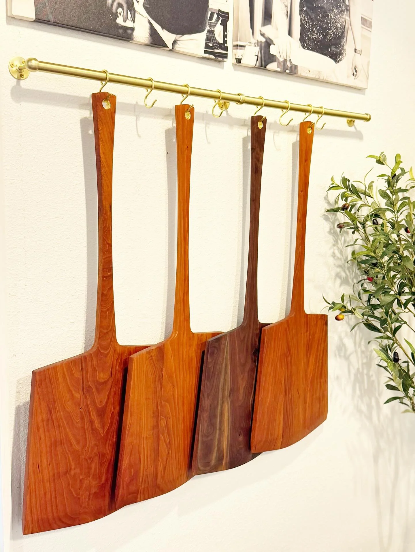 Pizza peels back in stock at @jblockandco! Prettty sure your dough-loving pops would want one of these. 5 year air dried cherry or walnut options. Each with a brass lined hole for hanging this piece of art.
-
#pizzapeel
#pizzaboard
#fathersdaygiftide