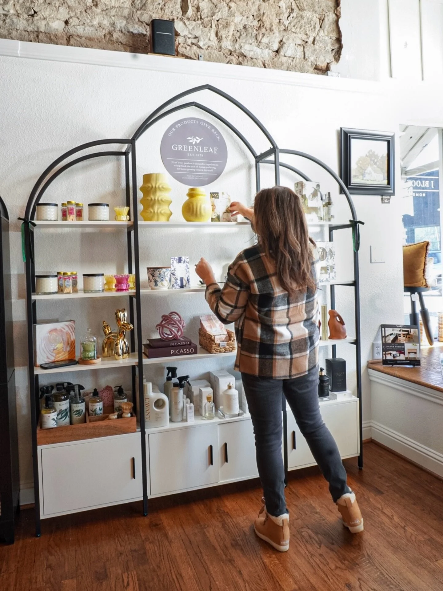 Now that spring is here this is your reminder to swap colors and textures. ☀️

Read below 👇 

Swap heavy textures for linen, dark accents for soft florals, and watch your home feel instantly brighter.
Layer light textures, style open shelves, and ad