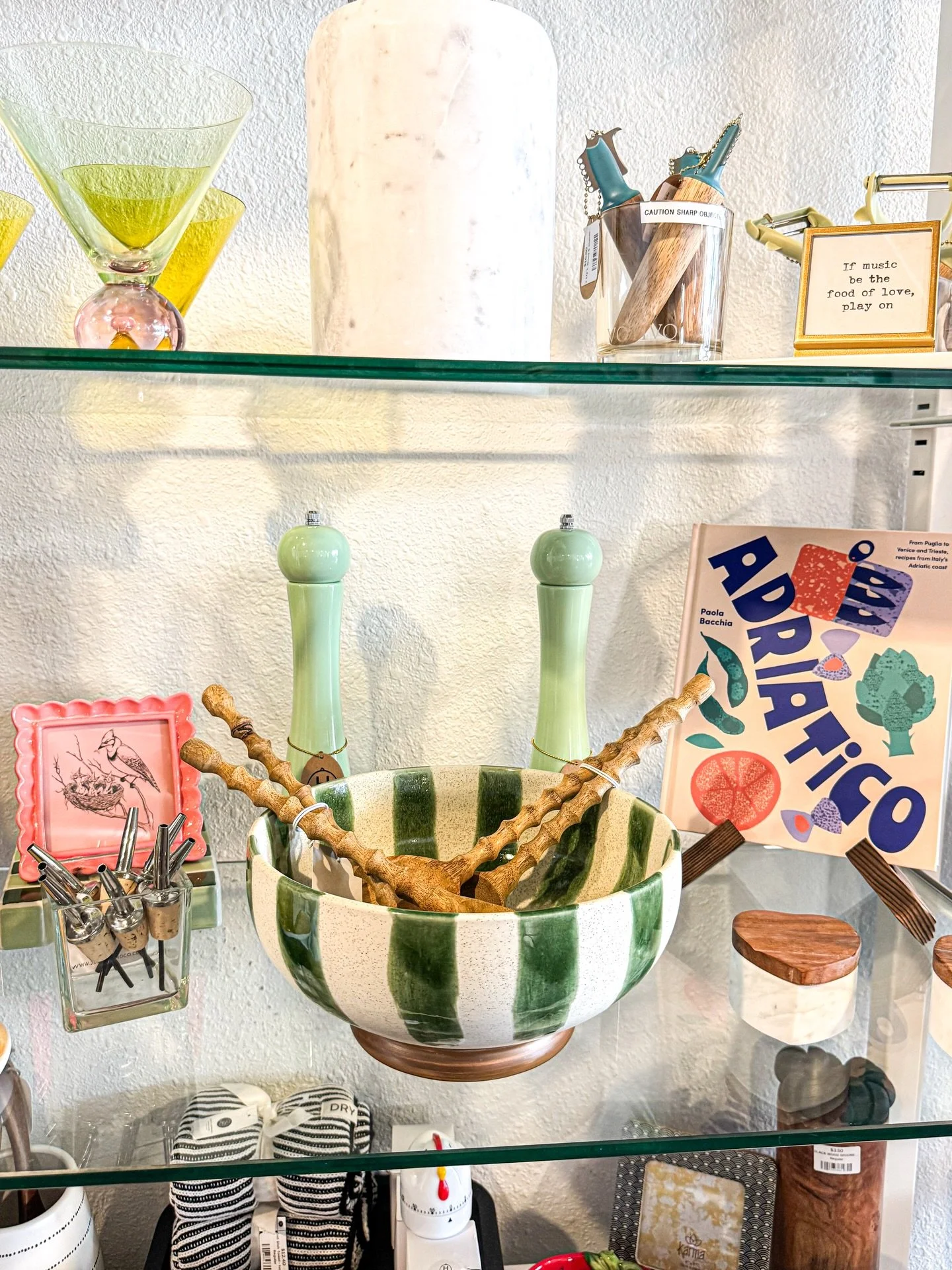 It&rsquo;s giving an &ldquo;Italian Summer&rdquo; with these colors, patterns, and dishes 🇮🇹👀

#eurosummer #summerdecor #homedecor #italianinspired