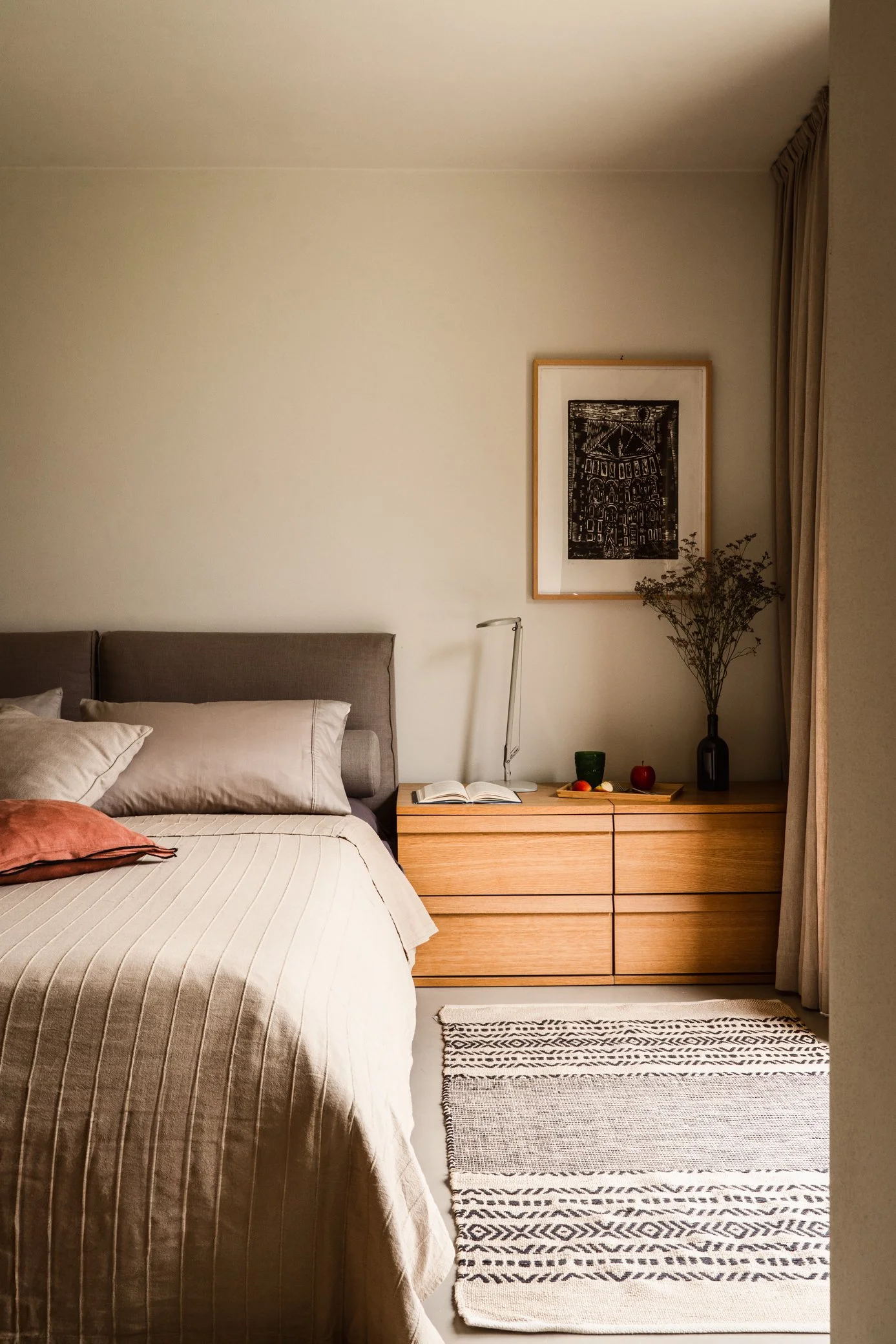 Modern bedroom in warm tones with a human touch