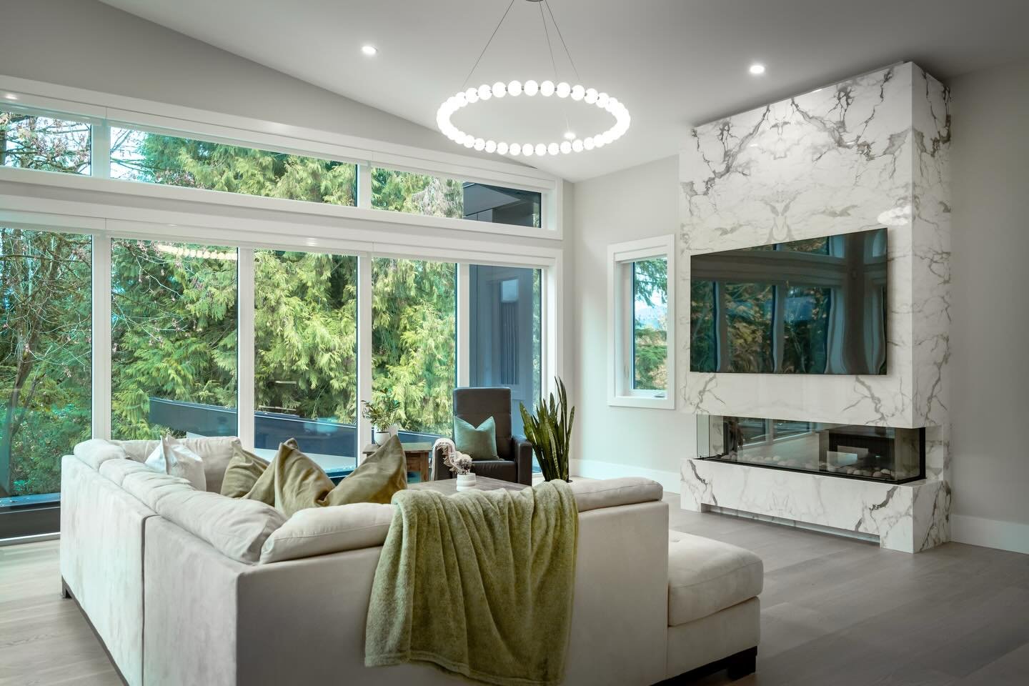 Custom meets comfort. Book-matched perfection as the ultimate warm backdrop. 🔥 #BringingItAllTogether