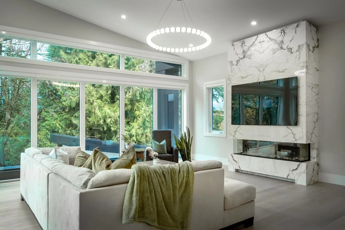 Custom meets comfort. Book-matched perfection as the ultimate warm backdrop. 🔥 #BringingItAllTogether