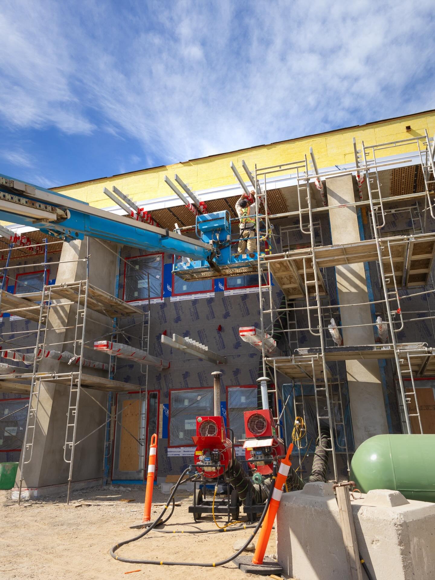Stucco work continues on the exterior of our school addition in Penticton. The weather and the view at this site do not disappoint &mdash; and neither do those architectural lines! #BringingItAllTogether
#ConstructionLife 
#SchoolConstruction 
#BCCon