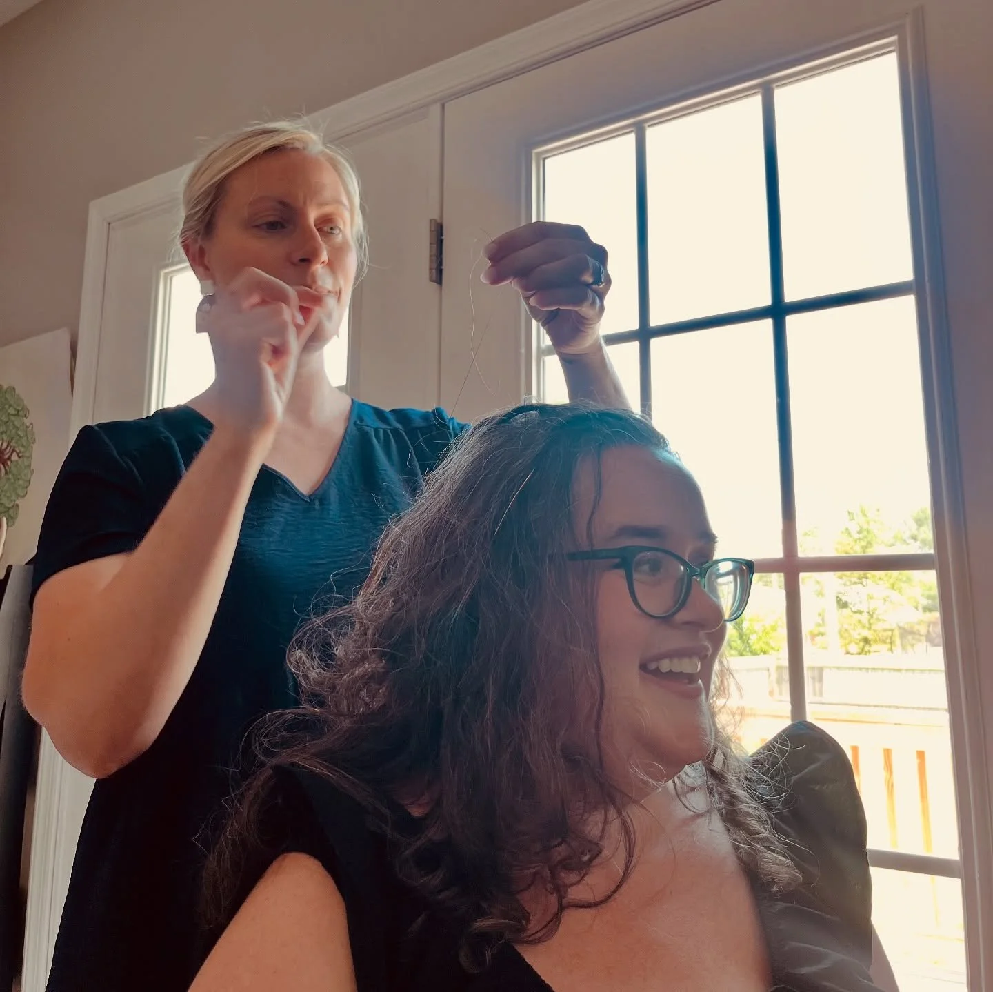 💅 Now I sparkle inside and OUT: 

I got fairy hair! 🧚🏼&zwj;♀️

✨ Fairy hair is fine strands of sparkling tinsel tied in via one strand of hair. 

Coloring my hair has never been my thing (time, chemicals, fear of damage etc) but THIS might be my n