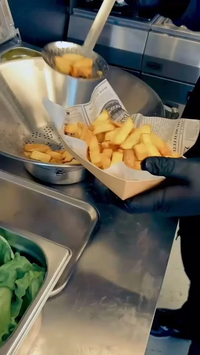 Best way to kick off the weekend? Loaded fries on a Friday — by Fry Day. 🍟 ✨ #frydaybybenenjes #loadedfries