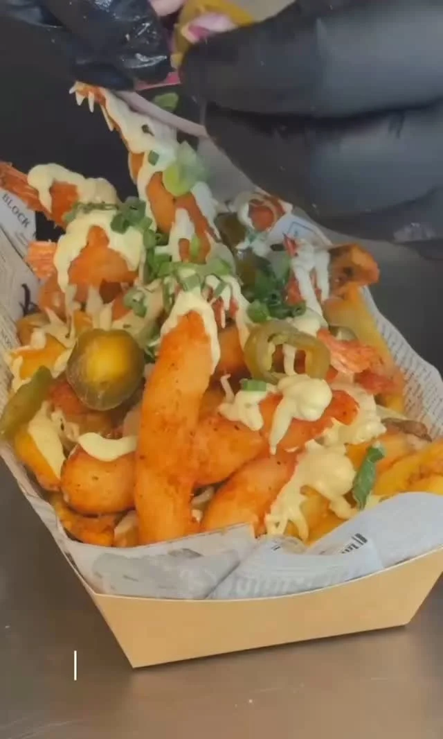From the grill to your hands — honest food, big flavor and good vibes. That’s Fry Day by Ben & Jes. 🍟🍔✨
#frydaybybenenjes #foodtruck #loadedfries #smashburger #amsterdam #foodies