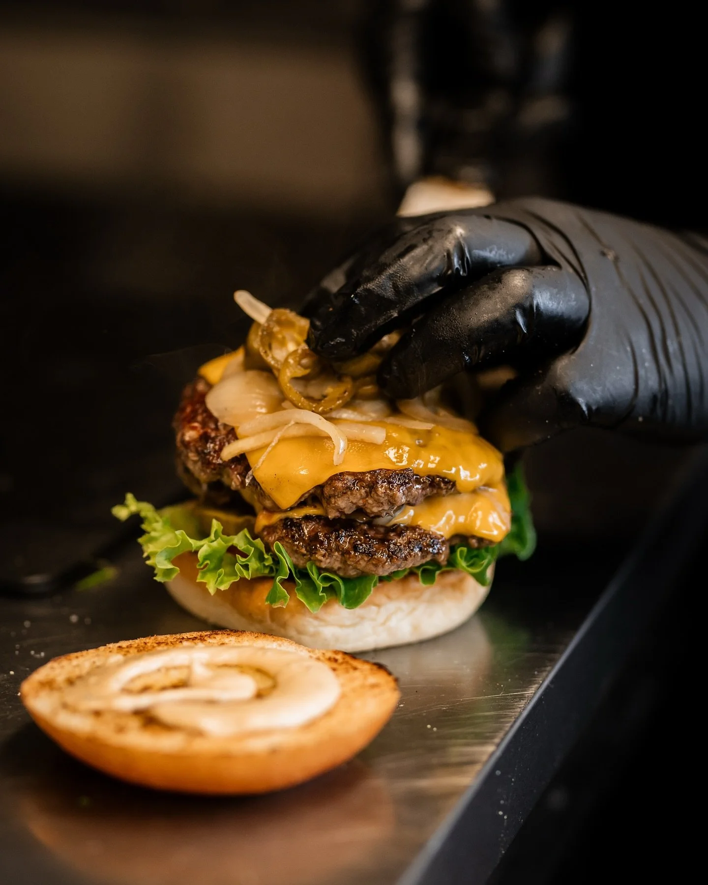 Through the photographer’s lens: a closer look at Fry Day’s flavor, detail, and design. 📸✨
Thanks, @ff.gram, for the amazing shots and @maap.lab.amsterdam for having us at the event(s).
#frydaybybenenjes #foodtruck