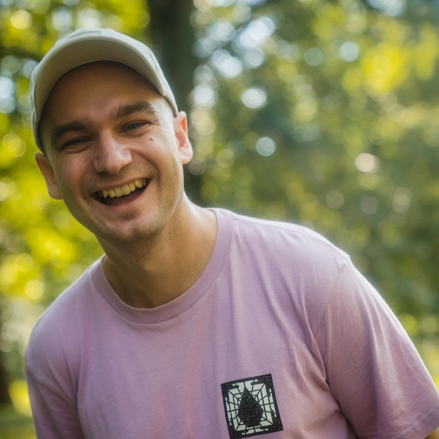 Ihr Lieben, 

so sehe ich aus wenn ich wei&szlig;, dass ich am Wochenende zwei sch&ouml;ne Konzerte spiele. 🎵😃

Am 30.10.2025 im @1896.kneipe zusammen mit meinem lieben Vater Mathis. Um 19 Uhr ist Beginn und der Eintritt ist frei! 

Und am 31.10.20