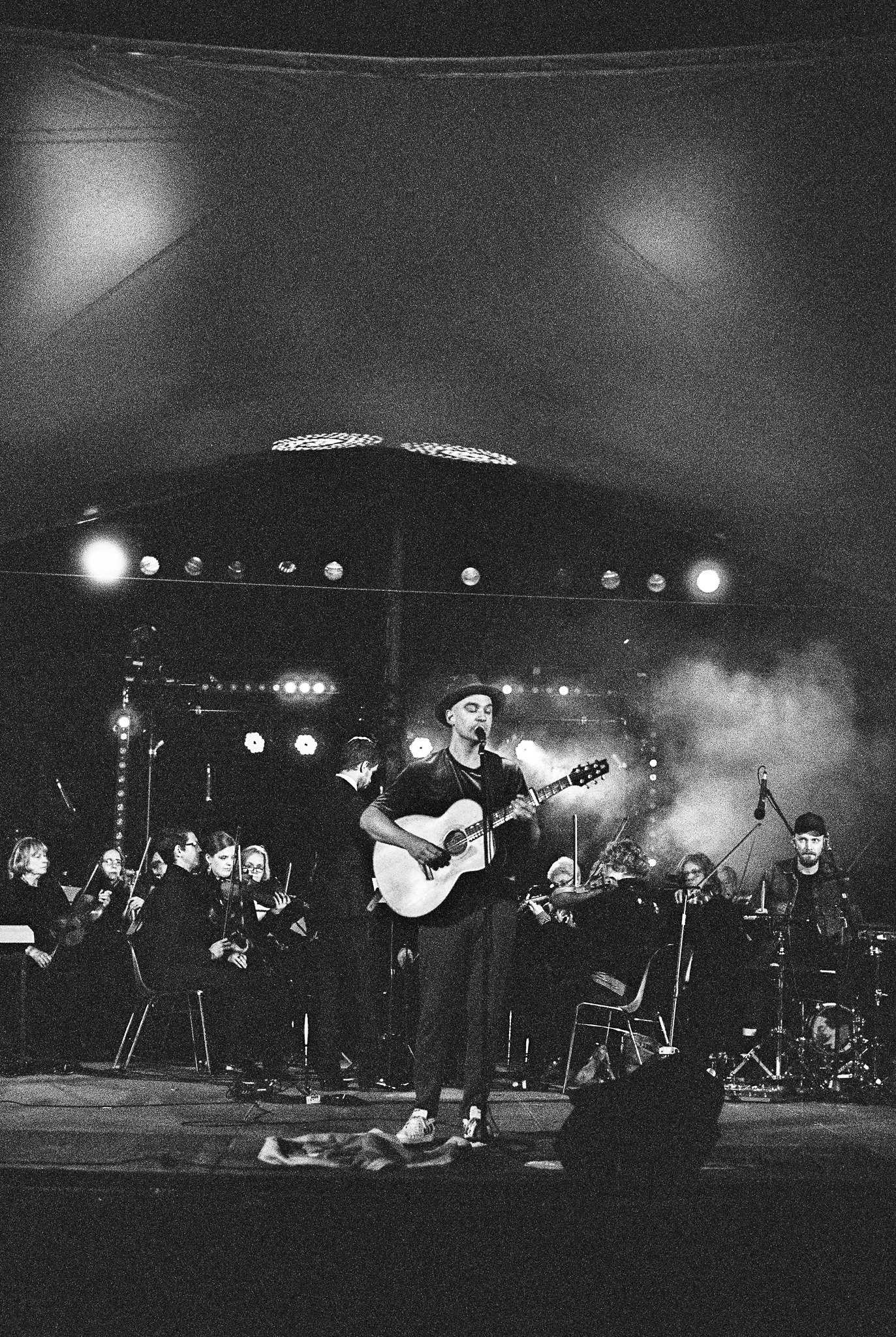 Ihr Lieben,

am 18.07.2026 tun wir es zum dritten mal!
Ich spiele mit meiner gro&szlig;artigen Band und dem Sinfonie Orchester Tempelhof unser POP MEETS CLASSIC Vol. 3. Ich kann es kaum erwarten, Special Guests und neue Songs inklusive.
Wo? Freilicht