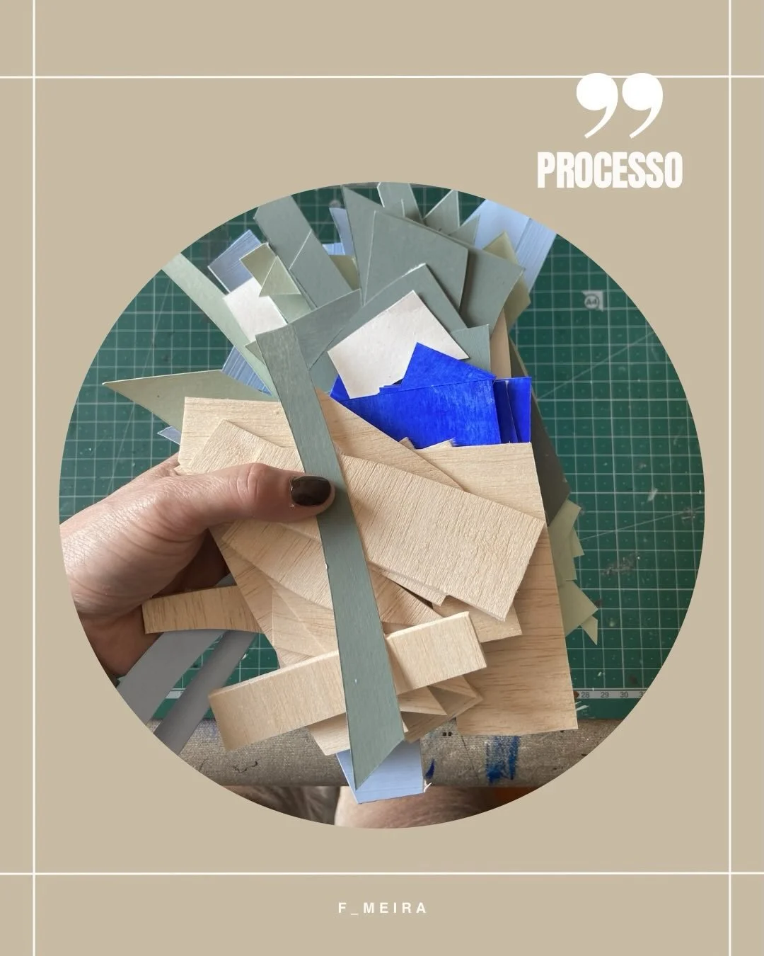 Onde as ideias ganham forma e textura. O processo come&ccedil;a na curiosidade: descobrir materiais, sentir o que comunicar, deixar que a surpresa guie o tra&ccedil;o.
Mas hoje, esta mesa de trabalho guarda um segredo extra... 🤫
Mar&ccedil;o traz co