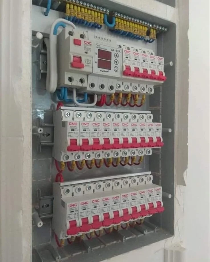 Disjoncteur électrique dans un tableau de distribution électrique.