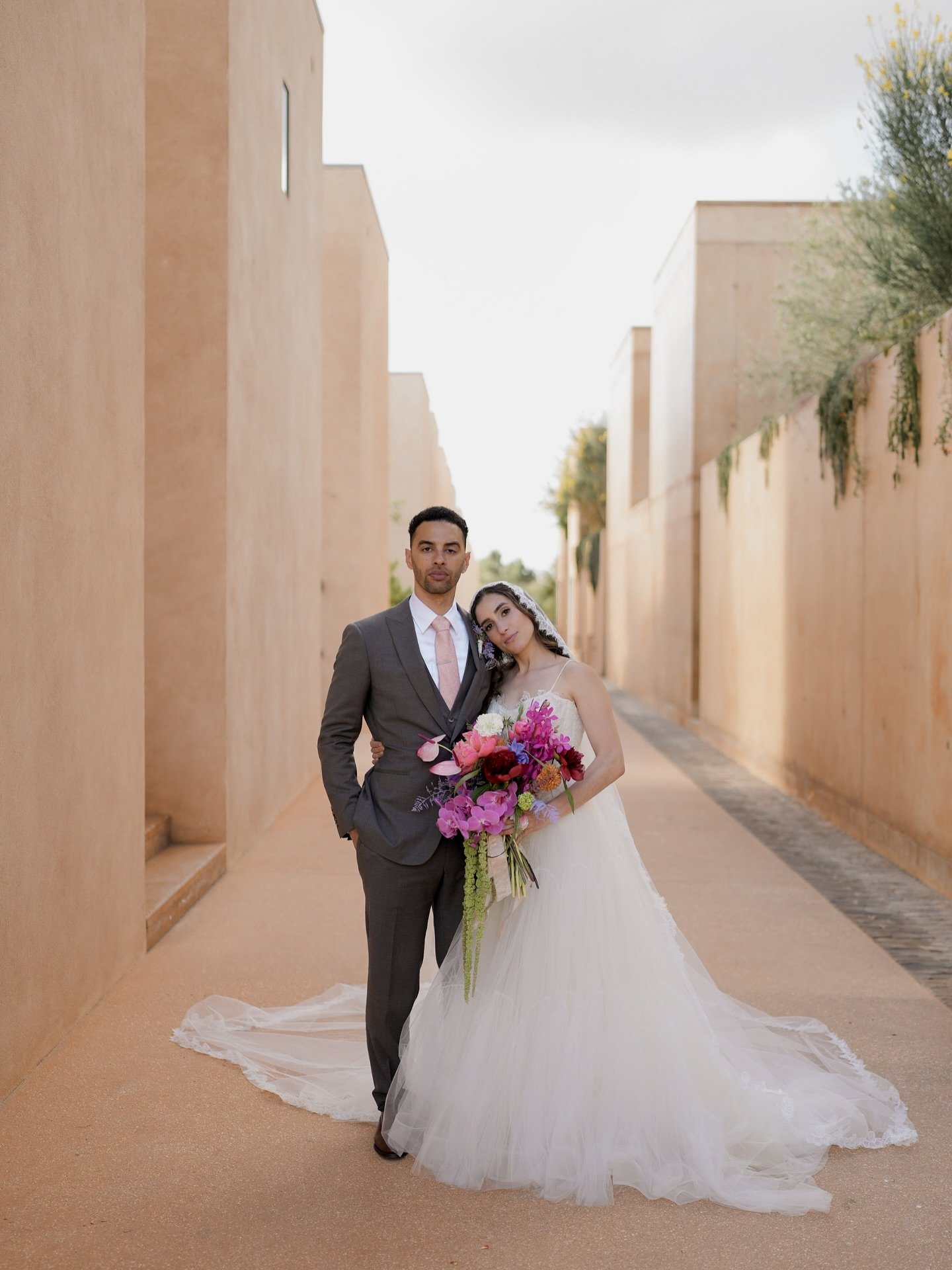 Unsure if anyone is ready to see this gallery&hellip; This couple&hellip; This wedding&hellip; This vibe. These colours&hellip; This truly beautiful love story.

Planner: @algarvedreamweddings 
Styling &amp; decor: @claudia_mota_design 
Photo and vid